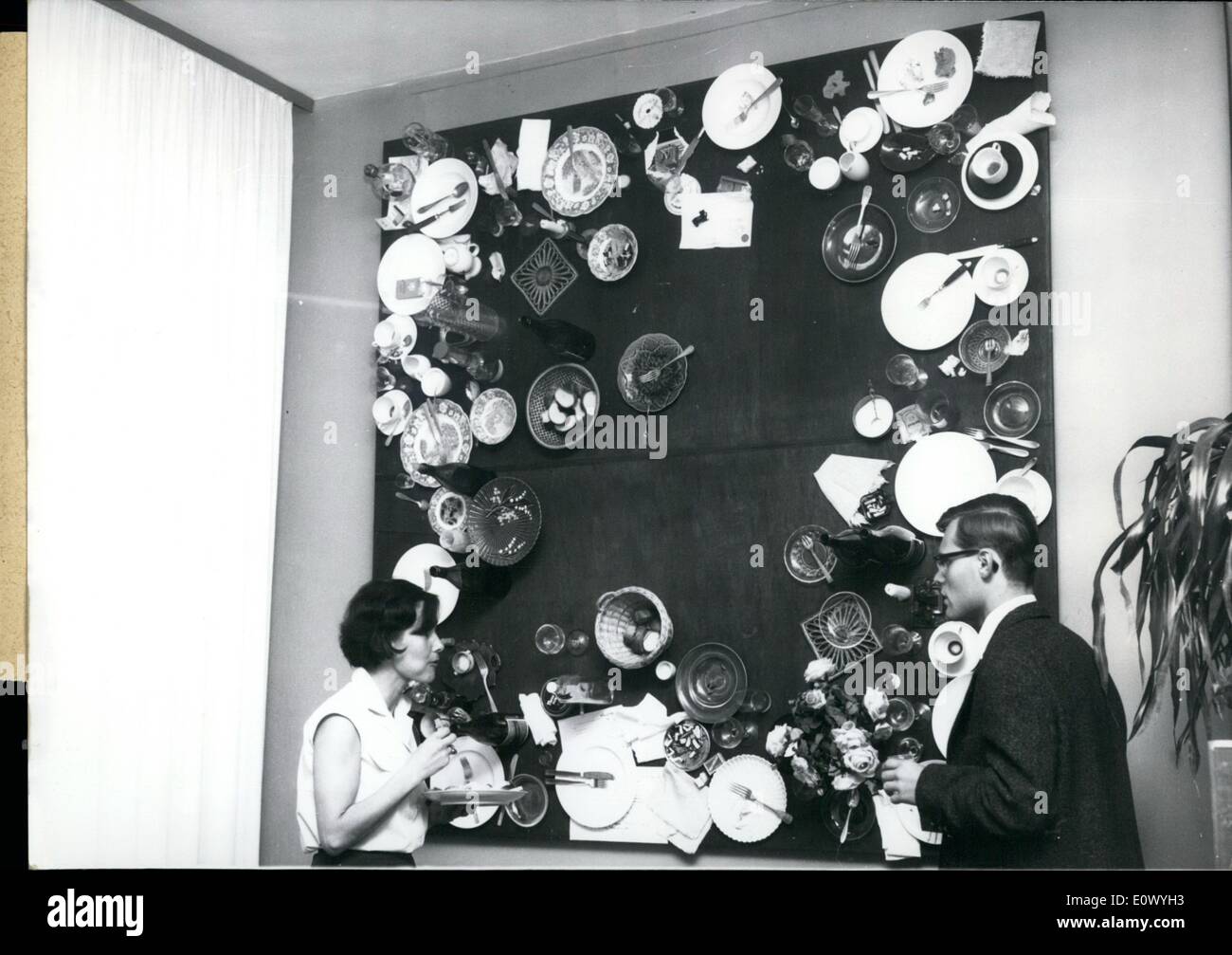 Lug. 07, 1964 - Se hai troppo piatti talmente seguire l' esempio della Swiss Neo Dadist Daniel Spoerri e metterlo su un vecchio tavolo piastra. Forse la gente pensa che sono un artista. Spoerri, un hobby cook ha utilizzato una nuova ricetta.Quando il cibo era pronto non è stato sufficiente per 12 persone. E che cosa ha fatto il collega? Si recò al telefono, chiamato 11 amici e li ha invitati. Ma a una condizione: Ogni dovuto portare il suo disordine-stagno. Dopo il pasto ha iniziato Daniel Spoerri, tutti gli oggetti cucchiai, forchette, coltelli, bicchieri, bottiglie bicchieri, piatti e così via sono stati incollati sul tavolo. La singolare opera d'arte è stata terminata. Foto Stock