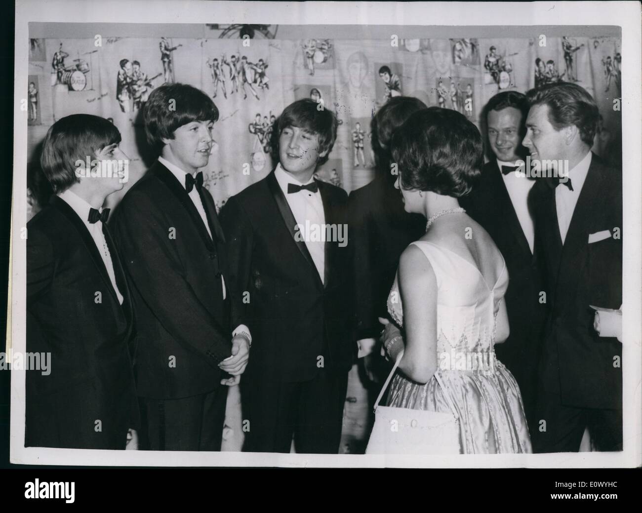 Lug. 07, 1964 - Migliaia di urlando Beatle Fans assediare la West End per la premiere del loro film: rinforzi di polizia sono stati precipitò al West End la scorsa notte per aiutare a controllare migliaia di urlando beatle fan. Gli adolescenti bloccato Piccadilly Circus e strade vicino sperando di vedere i Beatles arrivano per la premiere del loro film. ''Una dura giornata di notte" presso il London pavilion. Nel foyer del cinema i Beatles sono stati presentati per la principessa Margaret e suo marito Lord Snowdon Foto Stock