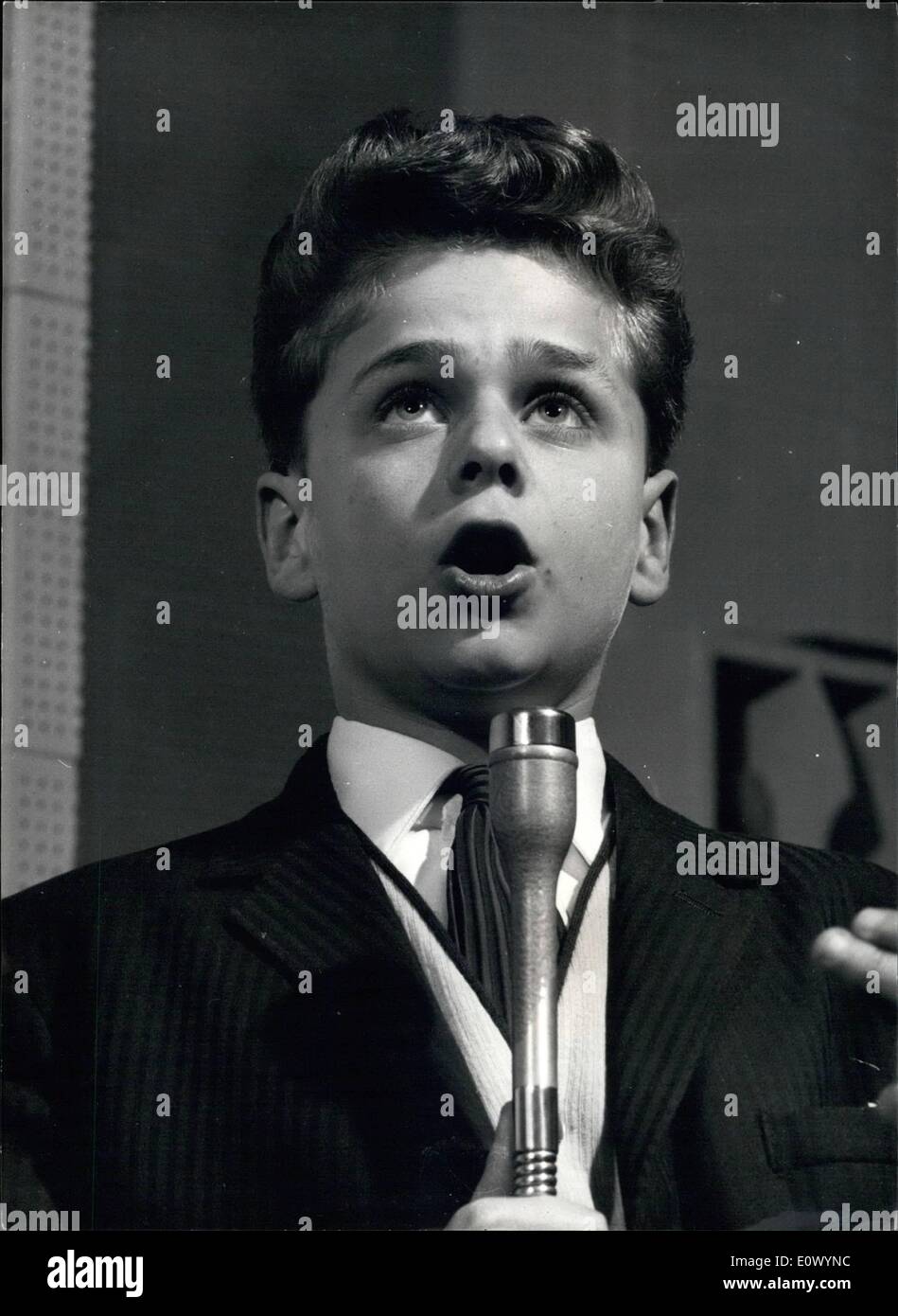 Sett. 09, 1964 - Stanley Aahn, 13 anni, praticando il suo stile di Mike. Già ha cantato con bande di danza. Foto Stock