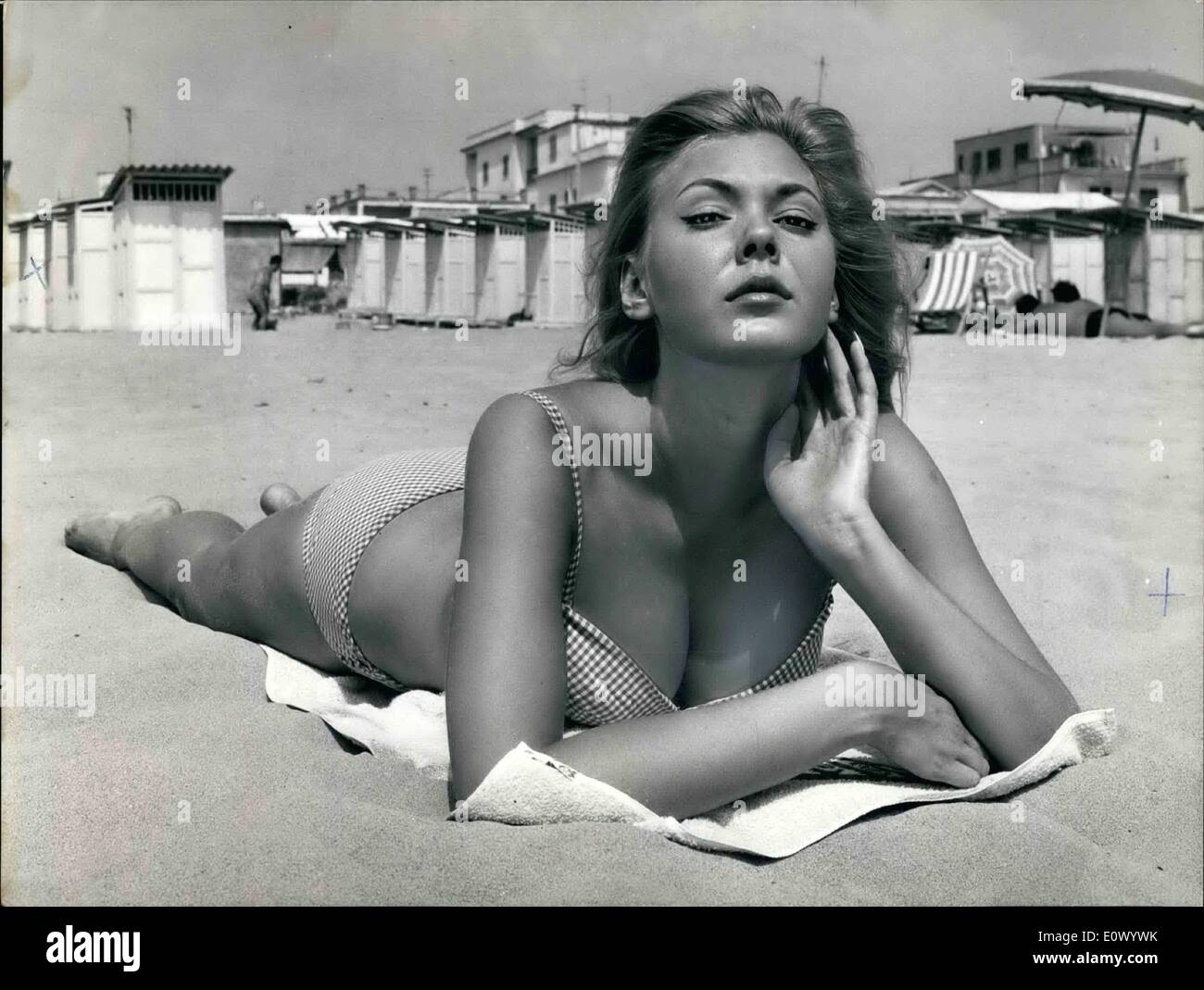 Lug. 07, 1964 - Alicia Brandet è uno degli ultimi scoprire dei produttori italiani. Alti, biondi, bella figura questo 23 giovani americani dal Texas è già una promessa del cinema internazionale mondo. Dopo piccole parti in alcuni film, è ora in attesa di lei ''grande momento'' che non durerà troppo a venire. Qui nella foto, una giornata di sole sulla spiaggia, Alicia speso oggi in un tranquillo lato mare paese vicino Roma. Foto Stock
