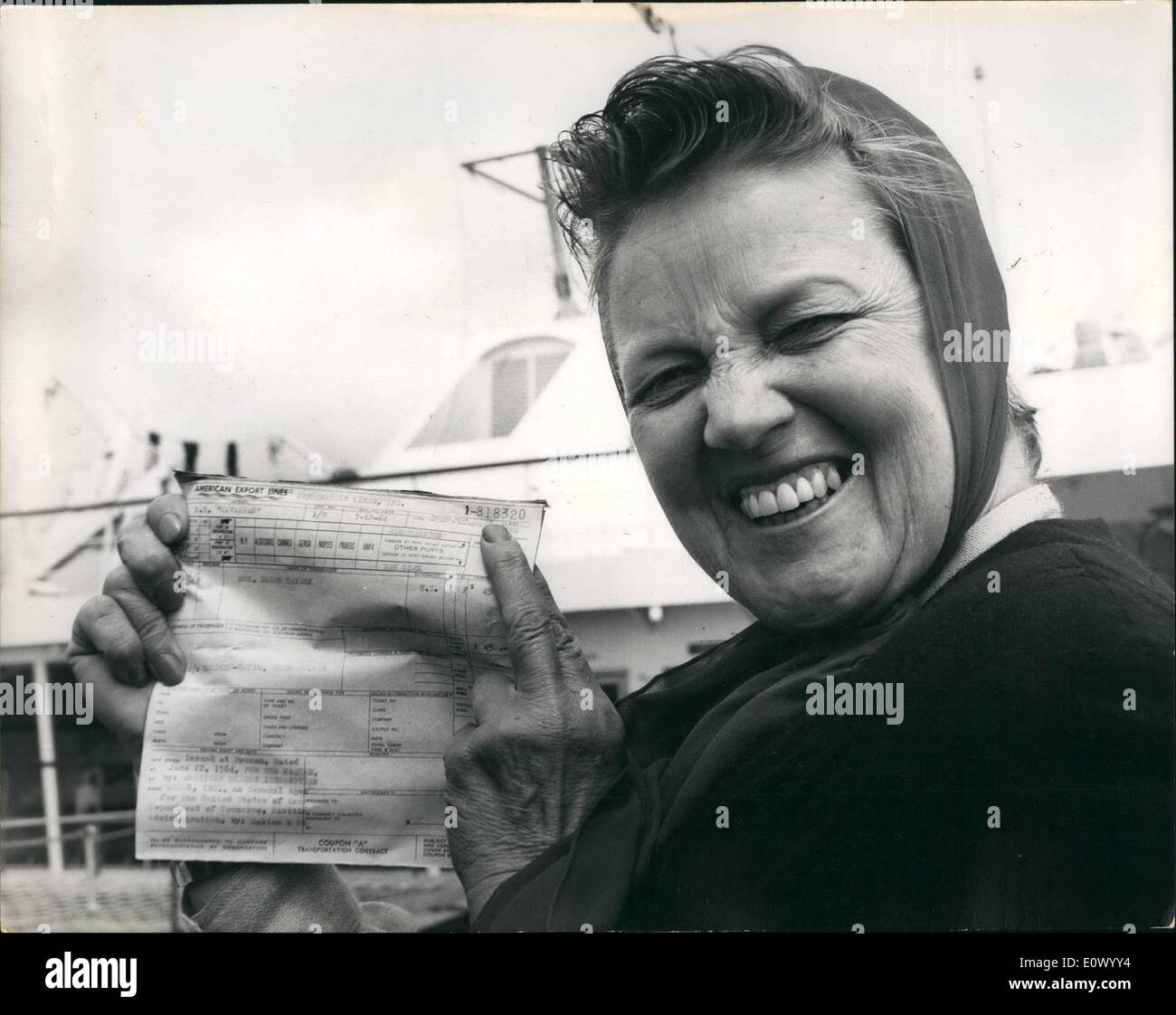 Lug. 07, 1964 - ''Savanah'' - il primo al mondo alimentato atomica nave mercantile a Southampton : Stati Uniti Nave nucleare "avanah'', il primo al mondo atomico-powered mercantile, ha appena completato il suo viaggio inaugurale, e oggi è arrivata a Southampton. La nave sarà aperto al pubblico il 10 luglio 11. e 12th. La foto mostra la sig.ra Helen Hayden, di Boston, Massachusetts. Un passeggero che sta facendo il viaggio di andata e ritorno sulla savana visto con il primo biglietto per nave nucleare passeggero. Foto Stock