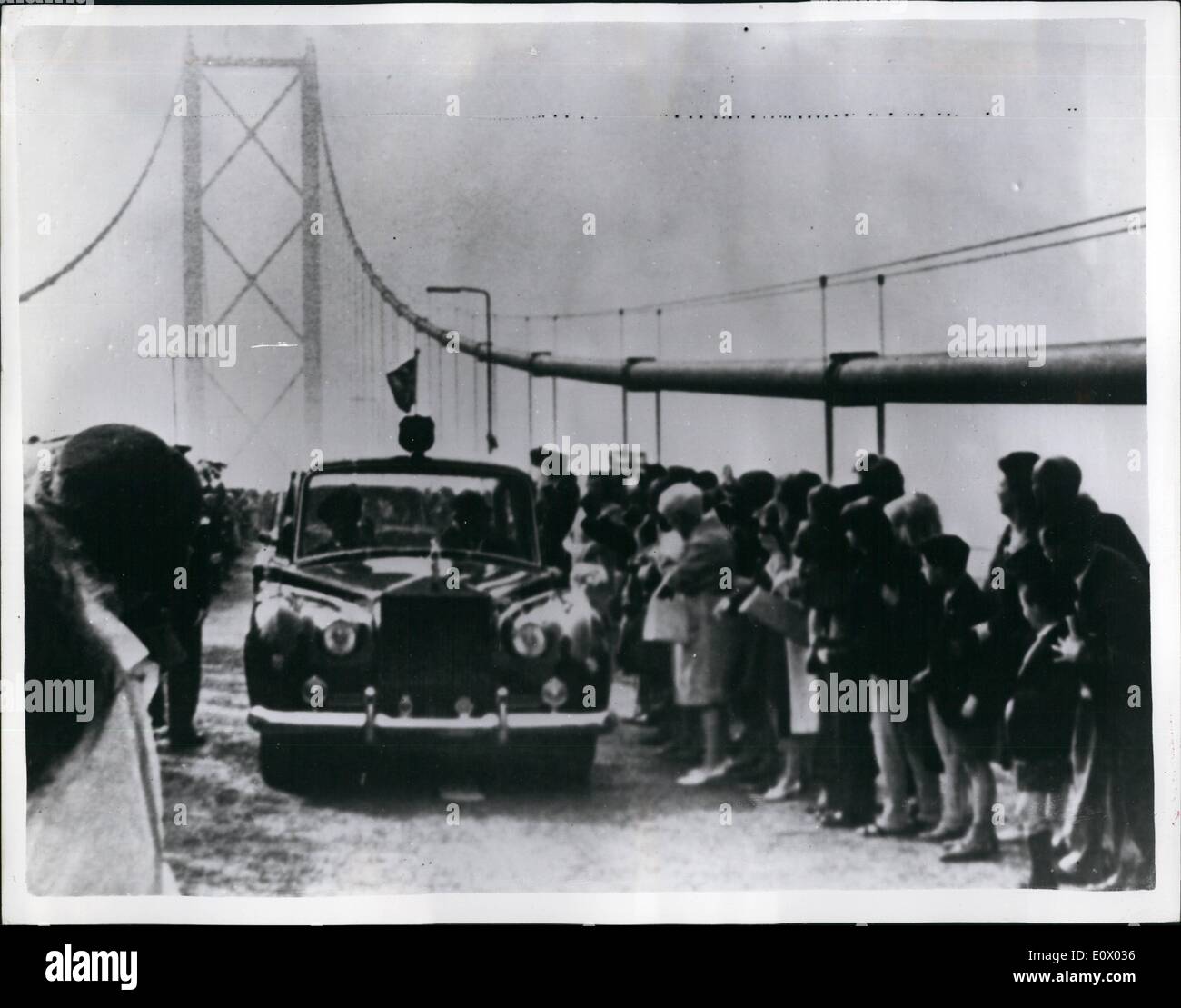 Sett. 09, 1964 - La Regina apre la nuova &20 milioni di Forth Road Bridge a sud Queens Ferry Scozia: migliaia di persone hanno acclamato come la regina accompagnata dal principe Phillip arrivati al sud Queens ferry per aprire il Forth Road Bridge, una meraviglia di ingegneria moderna al costo di &20 milioni. I veicoli saranno addebitati due scellini e sixpence ciascuno per attraversare il ponte che fornisce la prima lettura link diretto da Edimburgo attraverso span suspension bridge in Europa con un intervallo principale di 3.300 piedi. I 800 anni di servizi di traghetto è di fine Foto Stock