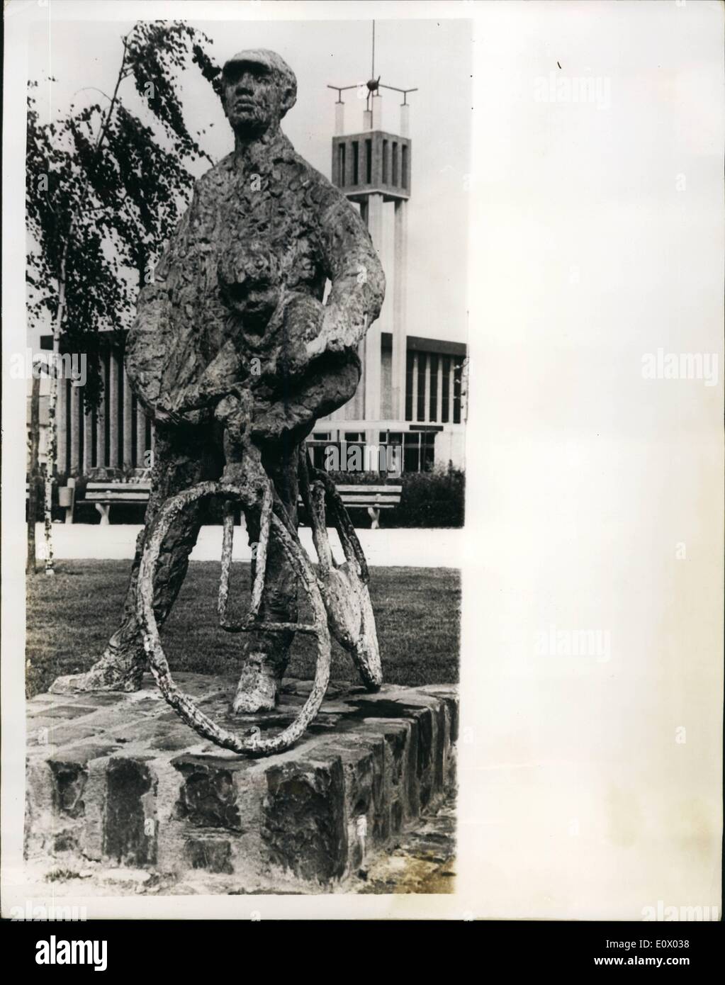 Sett. 09, 1964 - unica scultura per ciclisti - in Olanda.: Holland è la terra dei cicli - così questo bronzo figura di olandese Foto Stock
