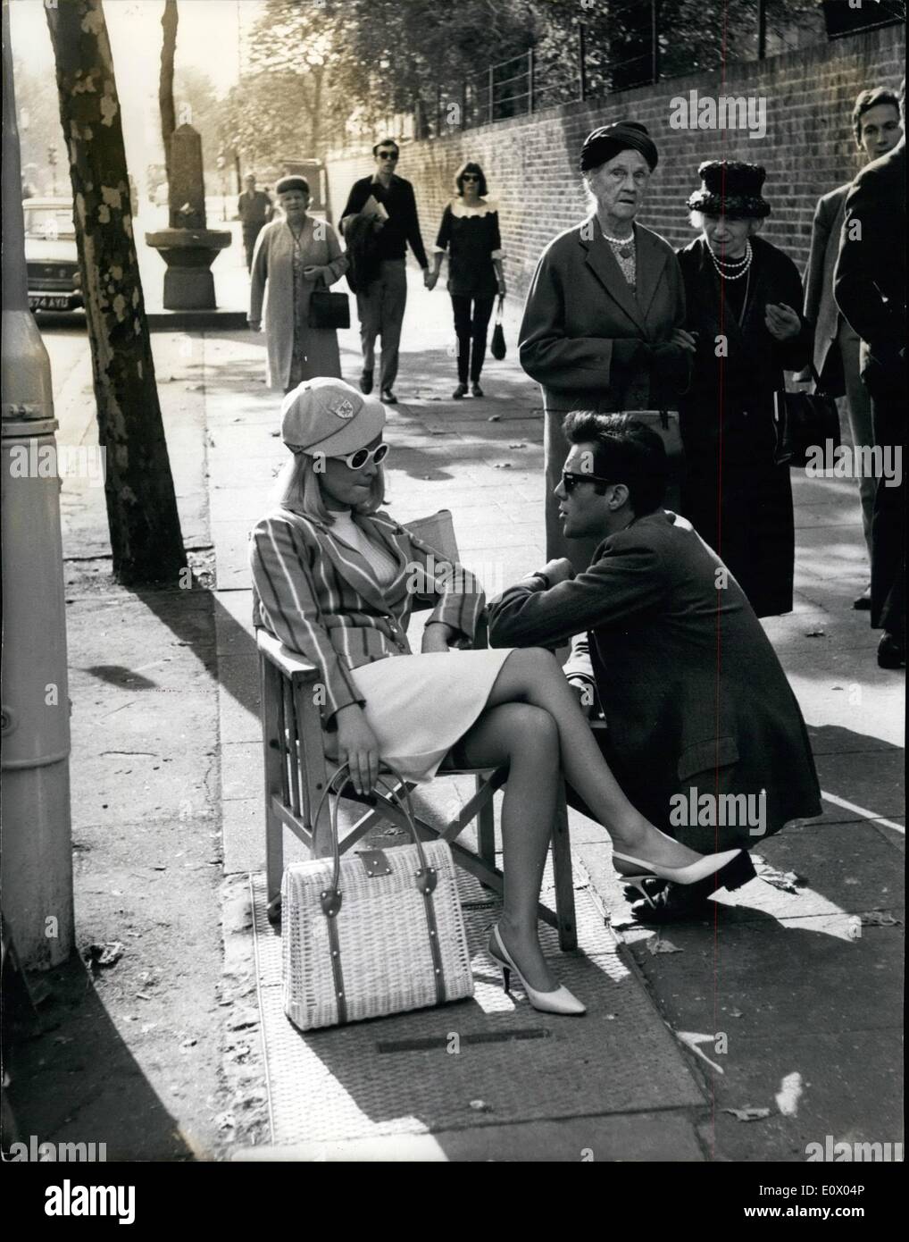 Sett. 09, 1964 - Julie inizia a lavorare alla sua prima Stella parte...Cricket ventilatori a signori... Bella Julie Christie che è stato curato per celebrità con un certo numero di piccole parti in pellicole - è stato quello di essere visto di iniziare a lavorare per il suo primo ruolo starring.. Si è opposta Dirk Bogarde e Laurence Harvey e il film è intitolato "'cara''.. La scena è stata una coda per un test match al di fuori di Lord - di cui ella code con 200 extra per la partita in corso... Keystone Mostra fotografica di:- Julie Christie - indossare una rosa cricketing cap e striato cricket blazer - colloqui con Dirk Bogarde - tra le riprese al di fuori di signori. Foto Stock