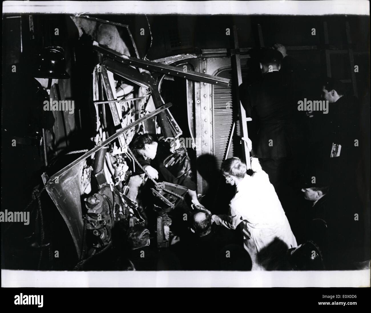 Nov. 11, 1964 - La vita e la morte struggule in Euston schierata - ma il macchinista è morto. In accartocciata cabina di un treno diesel la scorsa notte un medico ha cercato di salvare la vita del conducente intrappolato. Per tre ore il medico ha dato il driver transfussions di sangue e il dolore di uccidere a colpi di morfina. Egli ha tenuto la mano del conducente e murmered parole di conforto come egli ha guidato i soccorritori che sono stati finalmente in grado di sollevare il conducente dalla cabina dove era stata schiacciata contro la porta con un pezzo di metallo nel suo retro. Ma la battaglia è stata persa Foto Stock Nov. 11, 1964 - La vita e la morte struggule in Euston schierata - ma il macchinista è morto. In accartocciata cabina di un treno diesel la scorsa notte un medico ha cercato di salvare la vita del conducente intrappolato. Per tre ore il medico ha dato il driver transfussions di sangue e il dolore di uccidere a colpi di morfina. Egli ha tenuto la mano del conducente e murmered parole di conforto come egli ha guidato i soccorritori che sono stati finalmente in grado di sollevare il conducente dalla cabina dove era stata schiacciata contro la porta con un pezzo di metallo nel suo retro. Ma la battaglia è stata persa Foto Stock