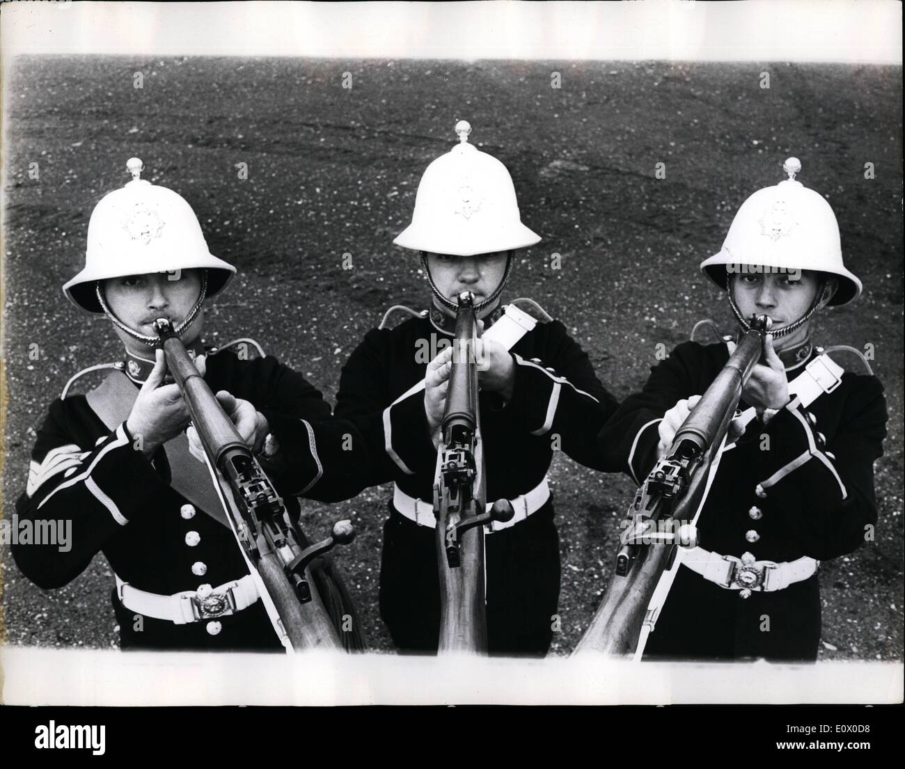 Nov. 11, 1964 - Bandmaster Albert Hall e il suo "sweet music" introducendo il fucile musicale; dopo mesi di pratica di tre membri della Royal Marine Band hanno perfezionato la loro riproduzione del ''Musical fucile" - sotto la guida di Bandmaster Albert Hall lo strumento suona un po' come un corno postale - e la loro specialità è il ''Il corno postale galoppo'' saranno a giocare il venerdì quando Earl Mountbatten visiti la Naval Air Command Headquarters in una cerimonia per i 50 anni di volo navale e il 25esimo anniversario del Fleet Air am Foto Stock