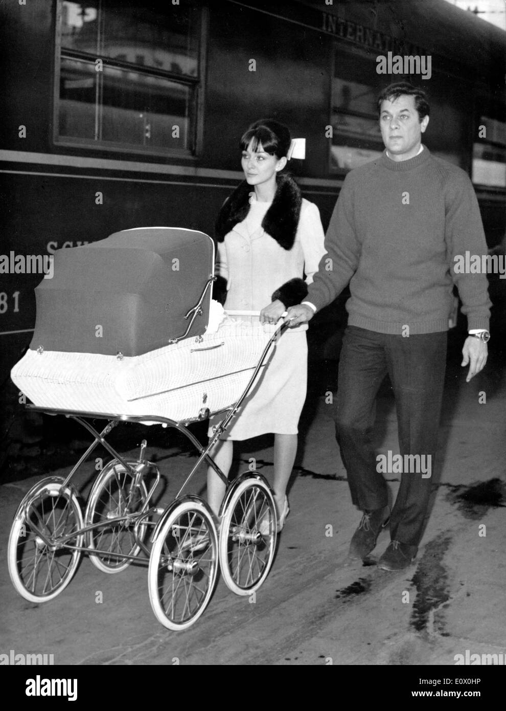 Attore Tony Curtis sua moglie Christine Kaufmann e la figlia Alexandra fuori per una passeggiata Foto Stock