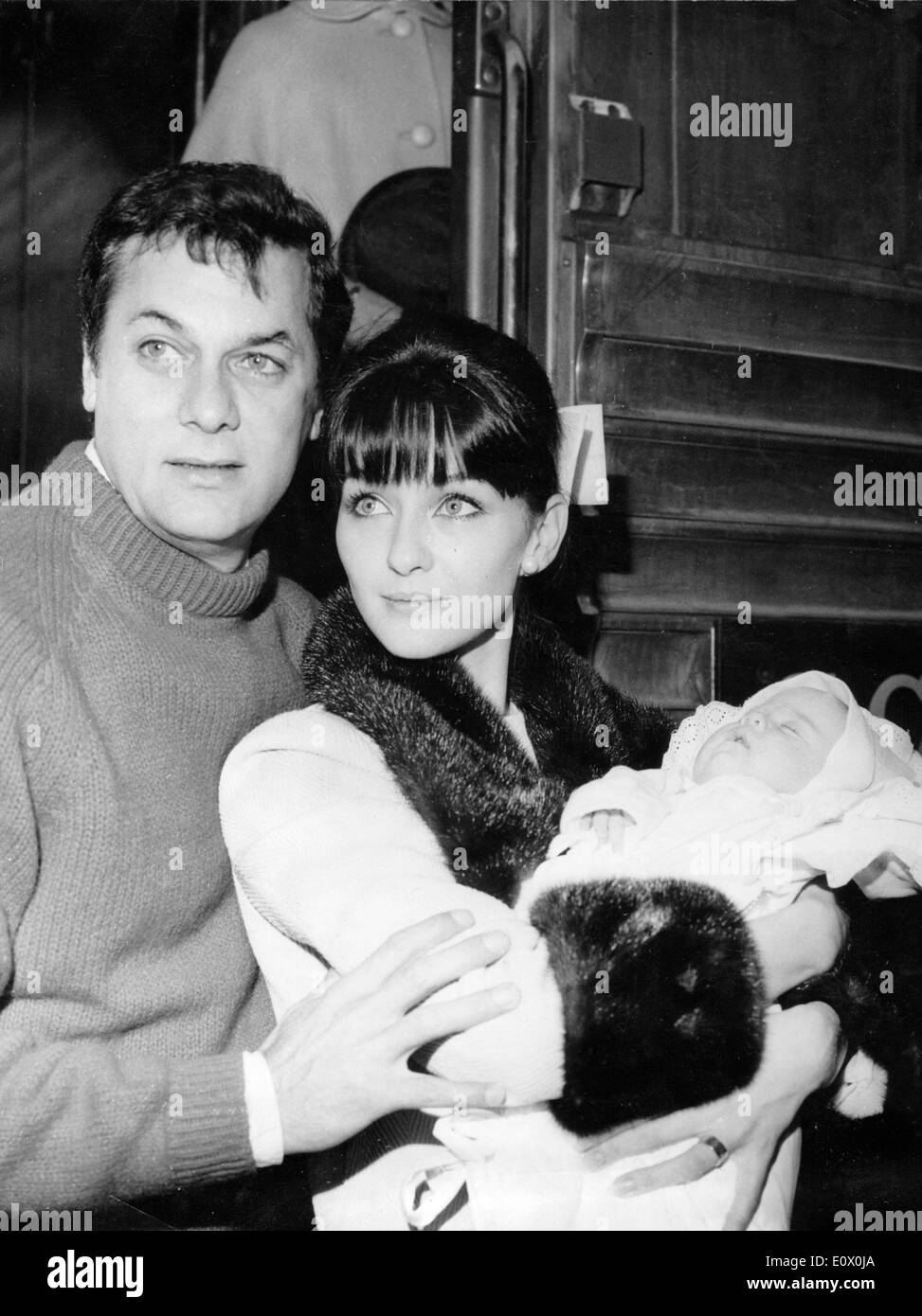 Tony Curtis sua moglie Christine Kaufmann e la loro figlia arriva a Parigi Foto Stock