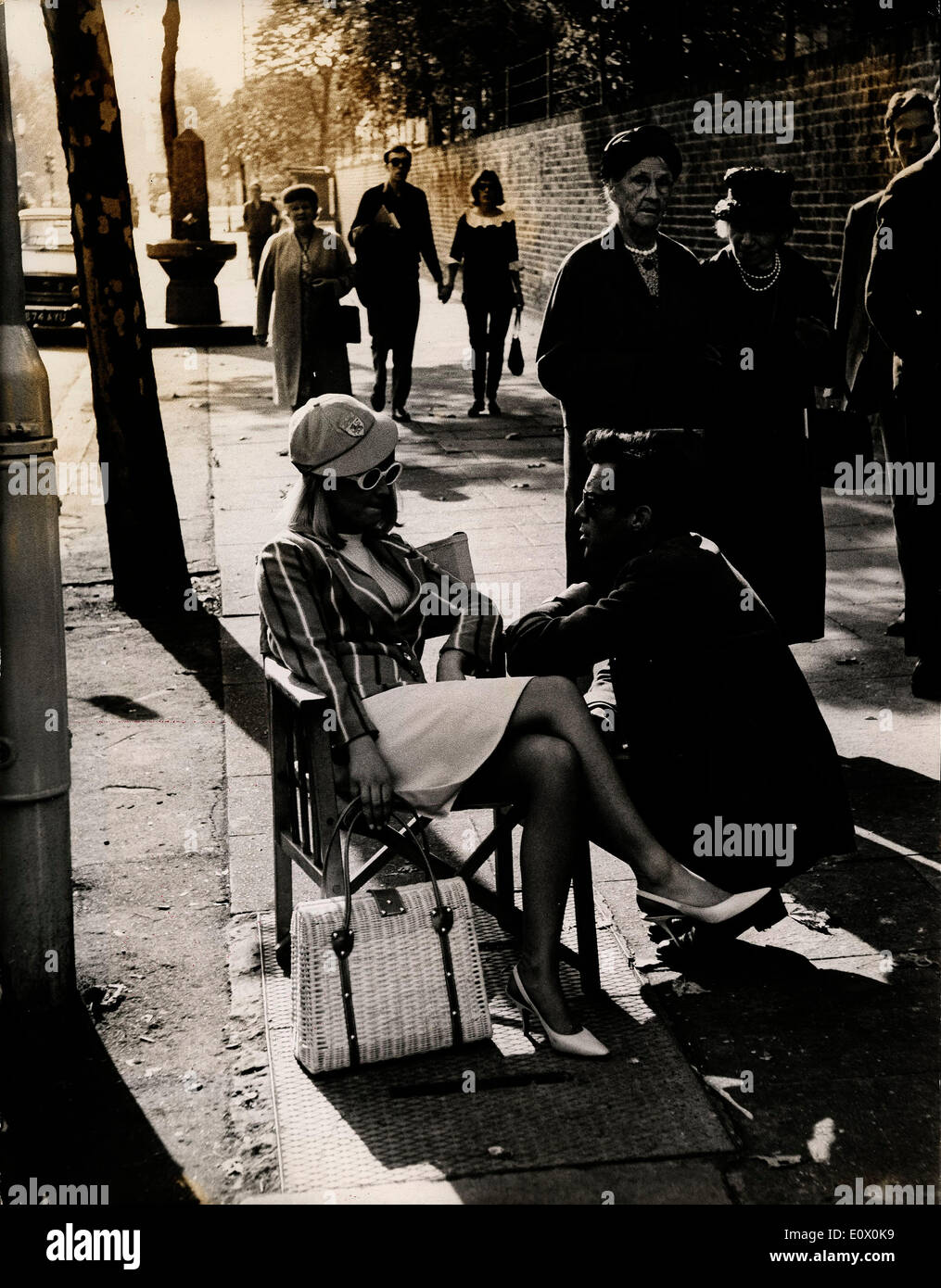 Settembre 29, 1964 - Londra, Inghilterra, Regno Unito - Bella Julie Christie che è stato curato per celebrità con un certo numero di piccole parti in pellicole - è stato quello di essere visto a partire lavoro di ieri per il suo primo ruolo starring. Si è opposta Dirk Bogarde e Laurence Harvey e il film è intitolato 'cara'. La scena è stata una coda per un test match al di fuori di Lord - di cui ella code con 200 extra per la partita. In questa foto Julie Christie indossa un rosa cricketing cap e striato cricket blazer - colloqui con Dirk Bogarde - tra le riprese al di fuori di signori di ieri. Foto Stock