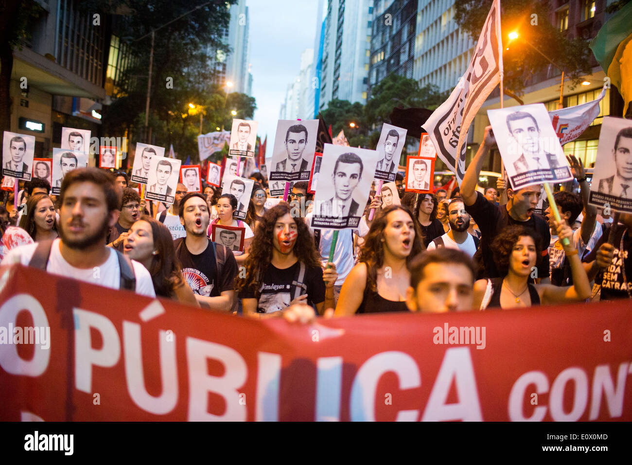 Proteste e dimostrazioni contro la Coppa del Mondo 2014 e questioni sociali in Rio de Janeiro, Brasile Foto Stock