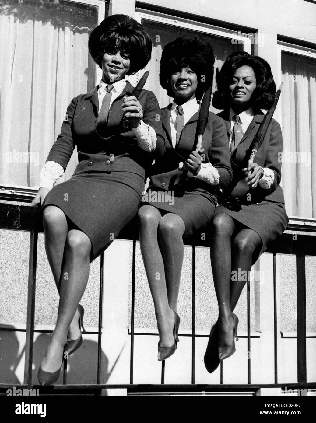 Il Supremes seduto su una recinzione sulla loro prima visita a Londra Foto Stock