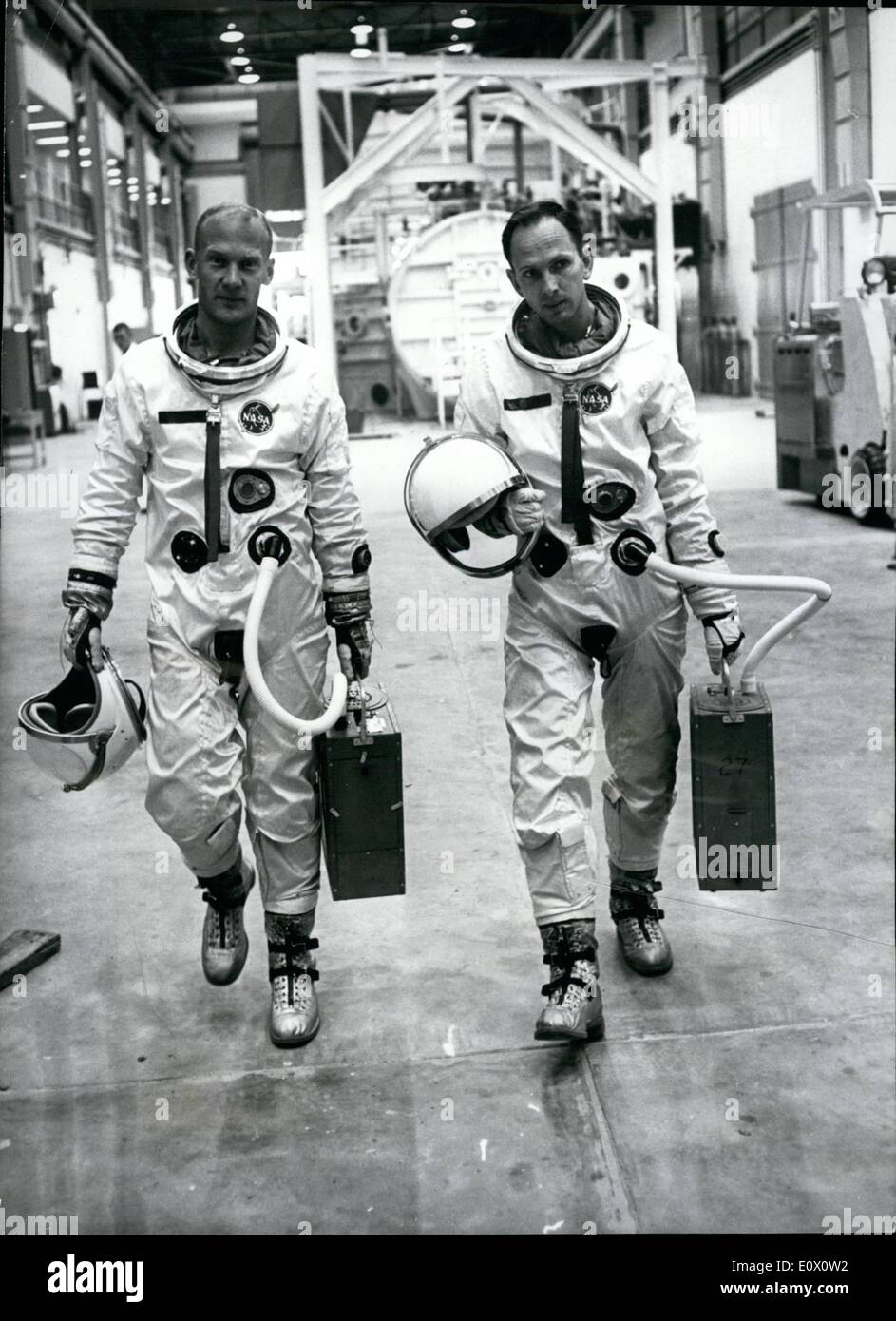 Nov. 11, 1964 - La vita e la morte - di un astronauta: astronauta americano Ted Freeman ha impiegato due anni per raggiungere la luna - ma egli Foto Stock Nov. 11, 1964 - La vita e la morte - di un astronauta: astronauta americano Ted Freeman ha impiegato due anni per raggiungere la luna - ma egli Foto Stock