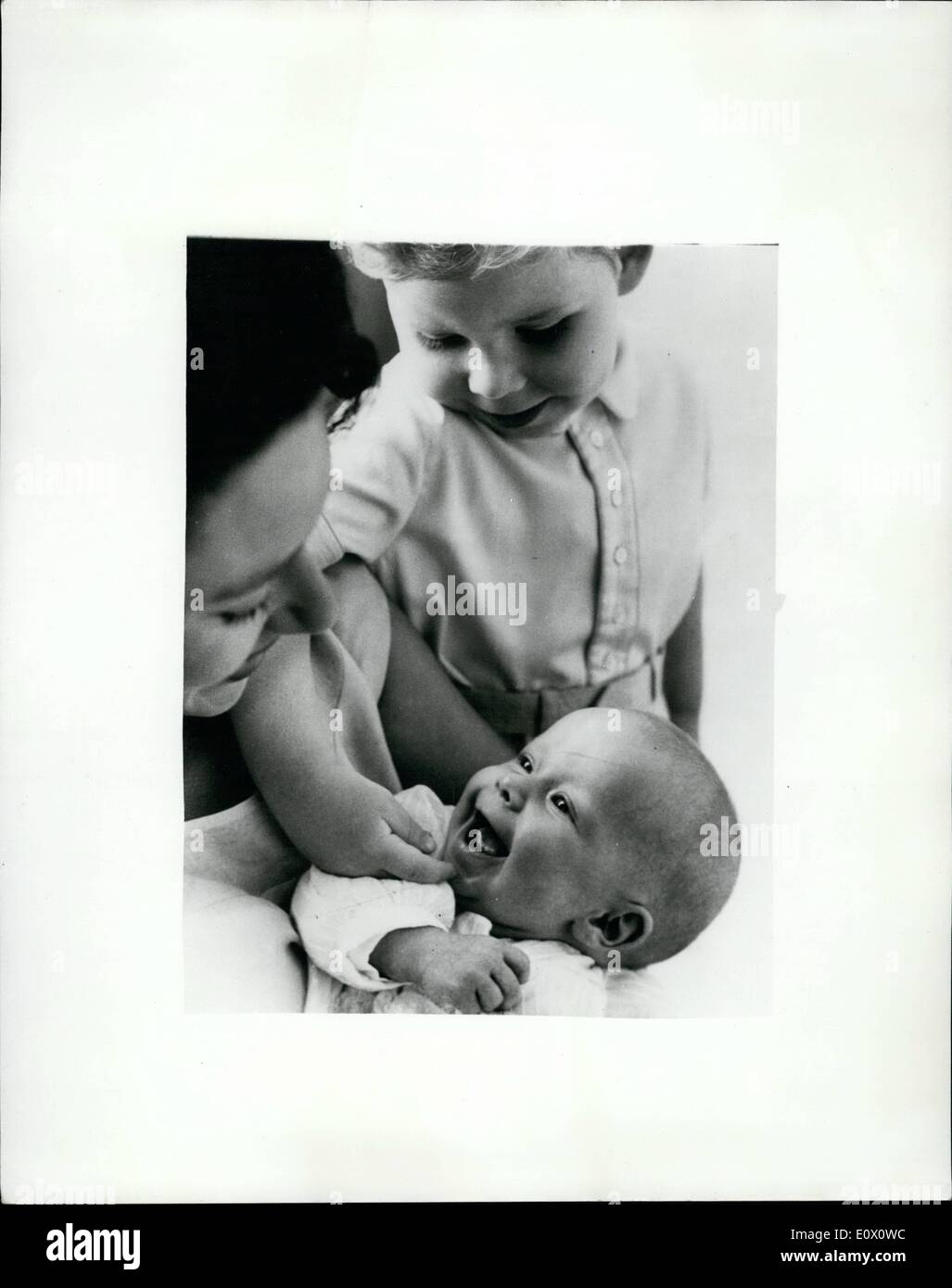 Nov. 11, 1964 - La Principessa Margaret e figlia signora Sarah Armstrong Jones e il suo fratello più anziano visconte David Linley. Foto Stock