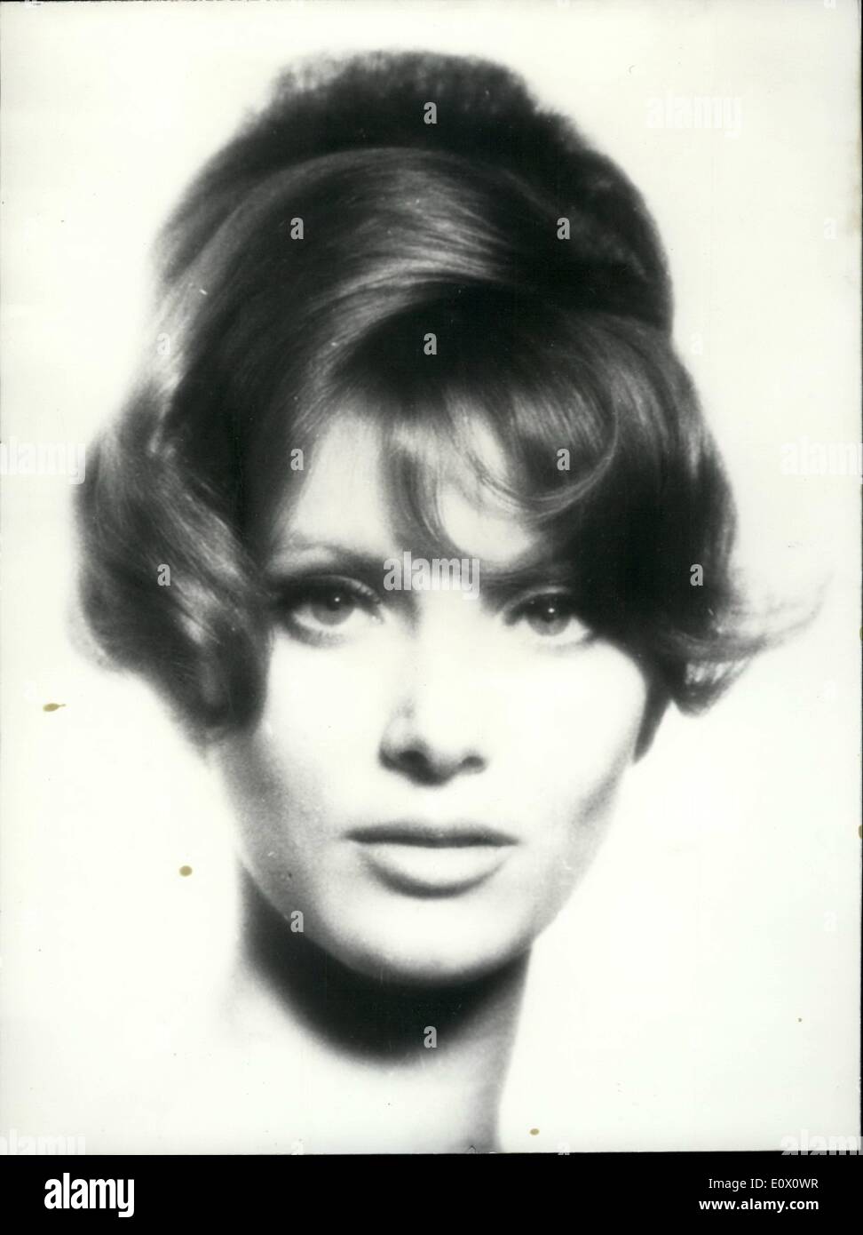 Nov. 11, 1964 - Ultima di acconciature. La foto mostra una delle ultime creazioni di Parigi hair stylist Gabriel Garland. Ima Foto Stock