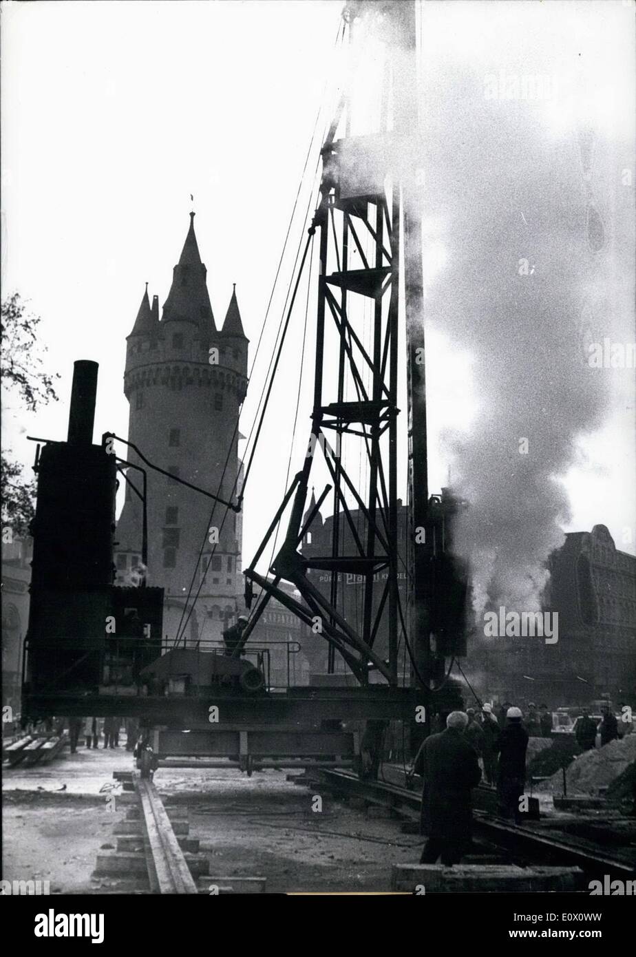 Nov. 11, 1964 - lavori di costruzione ha iniziato a Francoforte nei pressi di epoca medievale Eschenheimer Turm, un ex città fortezza di parete per la prima stazione della metropolitana. Francoforte sul Meno è la costruzione di una nuova tranvia sotterranea attraverso la città. Foto Stock