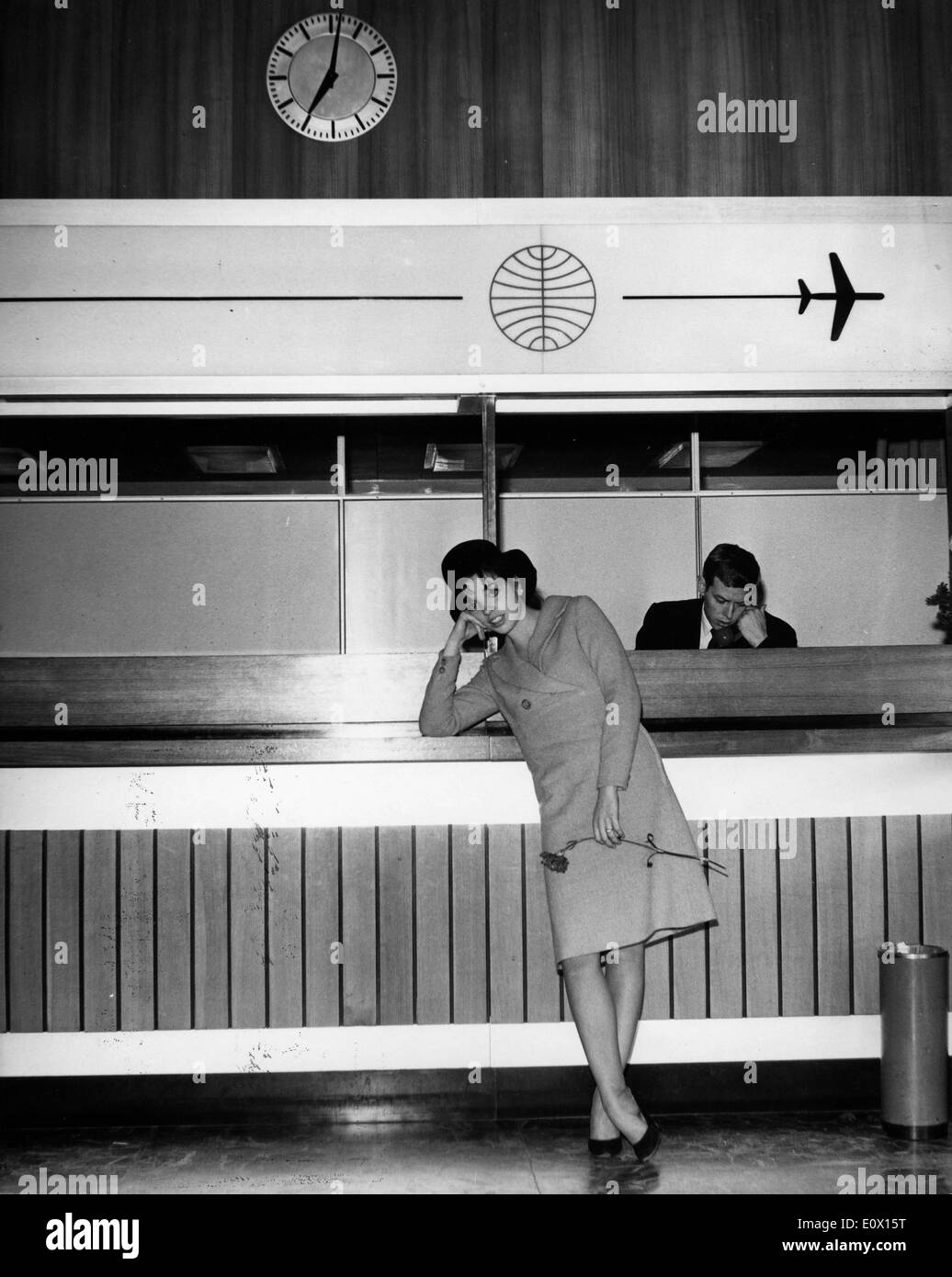 Il cantante Liza Minnelli all'aeroporto dopo manca un volo Foto Stock
