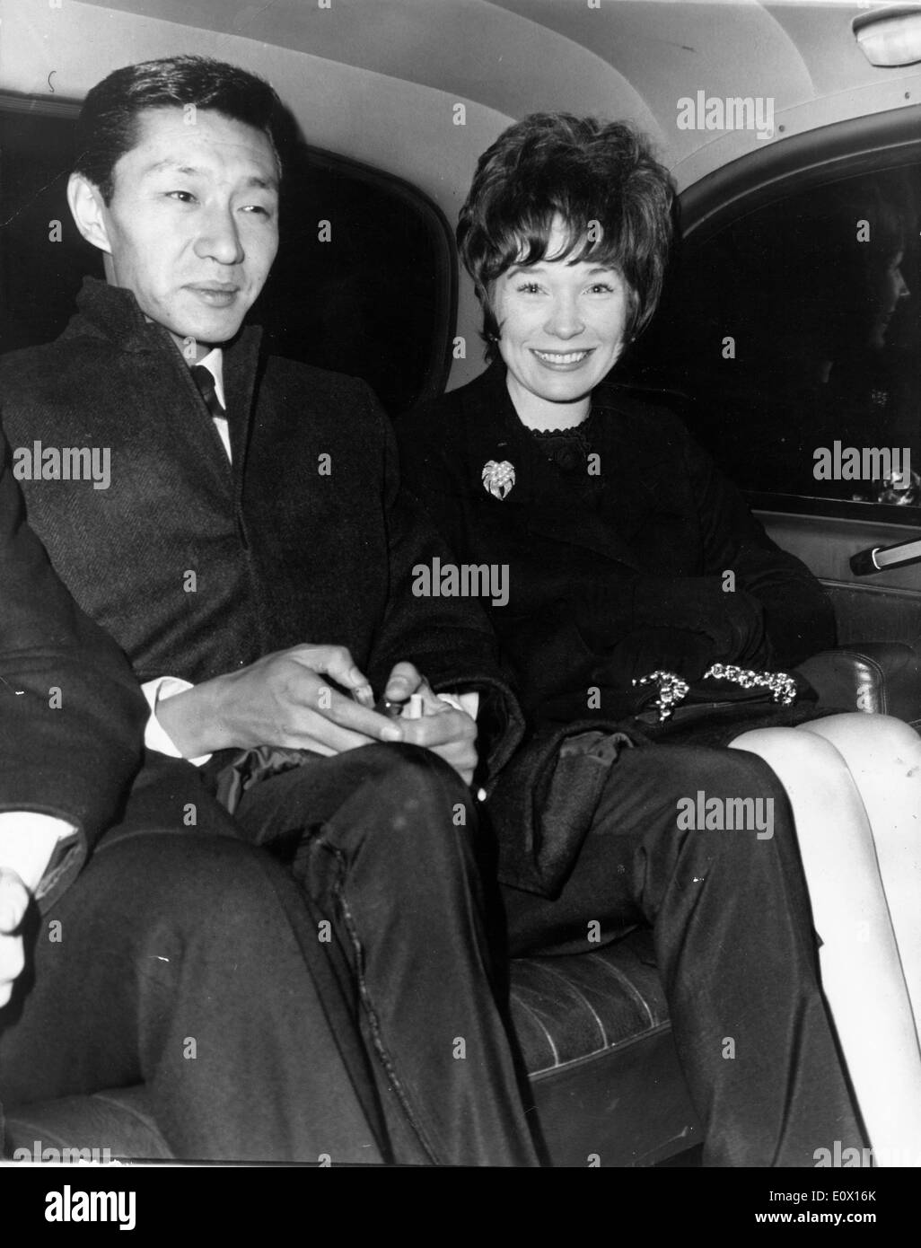 L'attrice Shirley MacLaine equitazione con Premier Dorji Foto Stock