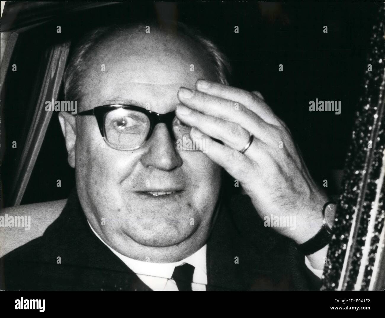 Il 12 Dic. 1964 - Il Ministro degli Esteri italiano,hon. Giuseppe Saragat, 66, nato a Torino, è stato eletto Presidente della Repubblica al voto XXI. Mostra fotografica di hon. Giuseppe Saragat sta al Parlamento. Foto Stock