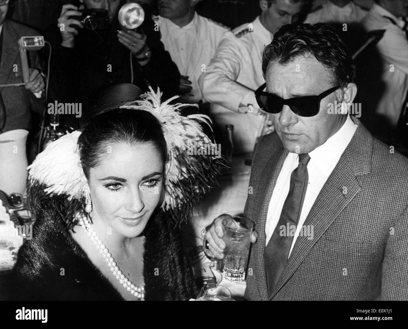 Attrice Elizabeth Taylor a un partito con il marito Richard Burton Foto Stock