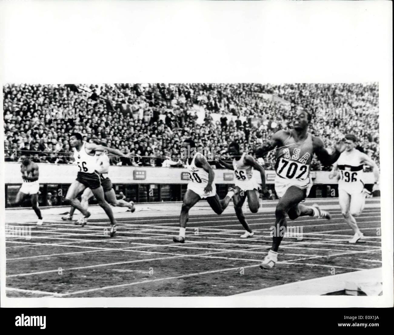 16 ottobre 1964 - In occasione dei Giochi Olimpici di Tokyo. Hayes vince a 100 metri. Mostra fotografica di Robert Hayes, di U.S.A. (702, vincendo la finale di uomini 100 metri per impostare un nuovo record olimpico di 10.0 Figuerola, di Cuba (80) era secondo e Girolamo di Canada, (56) è terzo. Foto Stock