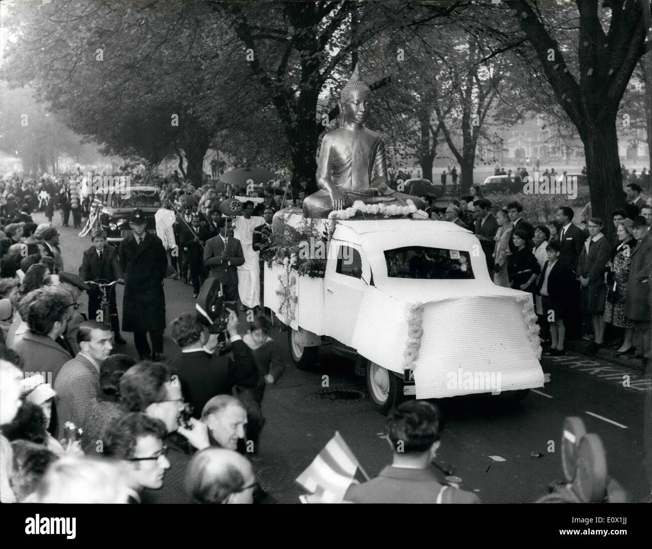 18 ottobre 1964 - 18.10.64 Consacrazione della reliquia buddista. La consacrazione di una sacra reliquia del Buddha, un piccolo pezzo di osso, portato a Londra dalla sig.ra Bandaranaike, il Ceylon Prime Minsiter ha avuto luogo nella giornata di ieri a Londra Vihara buddista, Chiswick. La reliquia in teca d'oro è stato portato su un apposito galleggiante in processione al Vihara in Heathfield giardini, Chiswick a seguito di una riunione pubblica a Chiswick Town Hall. Keystone foto mostra: una replica di una famosa statua di Buddha visto in processione al Vihara. Foto Stock