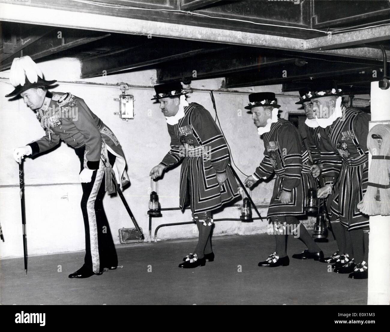 Nov. 03, 1964 - Preparare l'apertura del Parlamento. Ricerca le volte.: il ducking sotto le travi - i Beefeaters - o Yeoman della Guardia - per dare loro il titolo corretto effettuare la tradizionale cerimonia di ricerca volte del Parlamento prima della apertura della condizione del Parlamento da H.M. La regina. Questa cerimonia risalgono al 1605 quando un complotto per far esplodere il Parlamento come è stato inaugurato dal Re Giacomo 1 è stato scoperto. Guy Fawkes è stato scoperto dai ricercatori nelle volte. Foto Stock