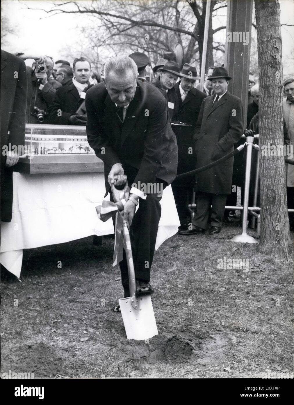 Il 12 Dic. 1964 - Pres. Johnson inaugura il lavoro su ''John F. Kennedy Center for the Performing Arts'' di Washington: Pres. Lyndon Johnson ha recentemente ha rotto la massa per l'avvio dei lavori per il nuovo John F. Kennedy Center for the Performing Arts'' a Washington. Durante la cerimonia - Sir John Gielgud recitato estratti di Shakespeare. La foto mostra Pres. Lyndon Johnson visto come egli ha rotto la massa per il nuovo centro - a Washington. Foto Stock
