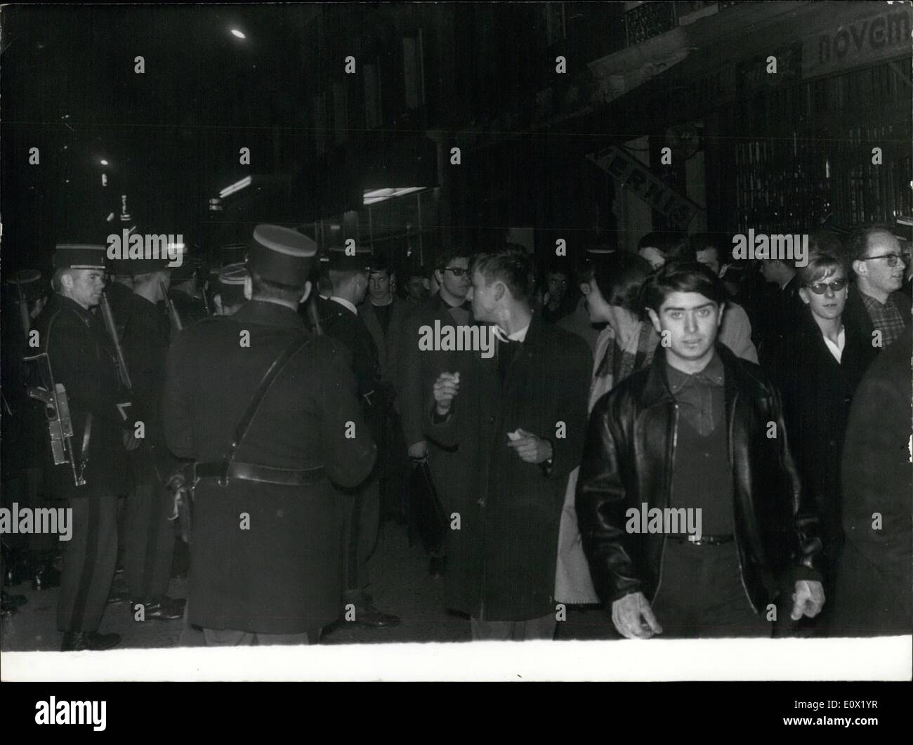 Il 12 Dic. 1964 - quaranta auto della polizia per tenere gli studenti tranquilla.: Polizia di grande forza erano presenti nel Quartiere Latino dove una dimostrazione organizzata dagli studenti di Parigi si è tenuto nella tarda serata di ieri,. La foto mostra finora tutto bene, nessun categorie con le forze di polizia come lungo come gli studenti a tacere. Foto Stock