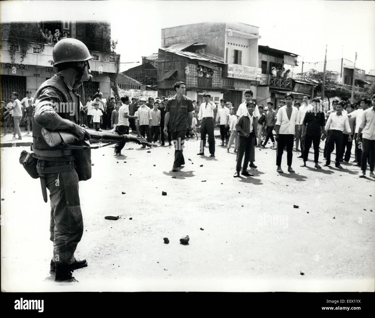 Il 12 Dic. 1964 - dimostrazioni degli studenti contro il governo di Saigon : folle - molti di loro gli studenti hanno dimostrato di fronte alla Bud hist institute di Saigon recentemente - fine ha iniziato a lanciare sassi contro i poliziotti e soldati nelle prime corna del mattino hanno bruciato bombolette di gas che hanno preso da parte dei camion e le apparecchiature del sistema acqua autorità. Poi hanno dato fuoco al camion, la polizia rick buttare lacrimogeni bos - e molti scontri scoppiati. Poi un rictrer passi una mano grande in mezzo alla folla - ferendo diverse della polizia rict la dimostrazione sono state contro il nuovo governo Foto Stock