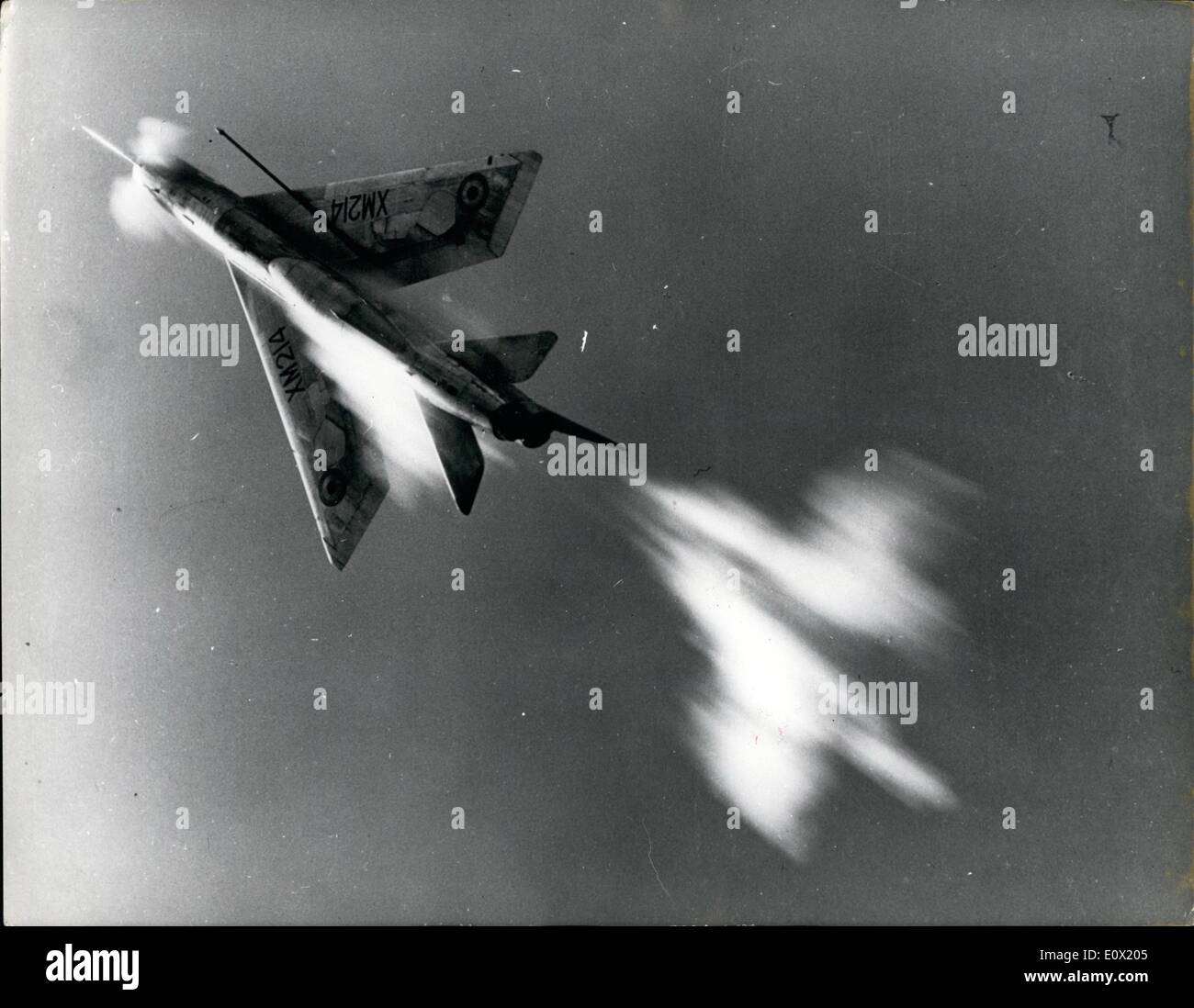 Il 12 Dic. 1964 - ufficiale britannico fotografia fantasmi nel cielo come cannoni aprono il fuoco.: un triplo effetto fantasma è raffigurato per la Foto Stock
