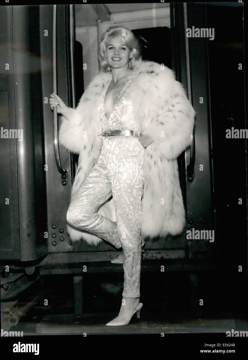 Nov. 11, 1964 - Carrol Baker: Torna a Hollywood. Mostra fotografica di Carrol Baker indossando splendidi White Satin pigiami raffigurato come Lei a bordo del battello con il treno alla stazione di Saint Lazare questo pomeriggio. Foto Stock