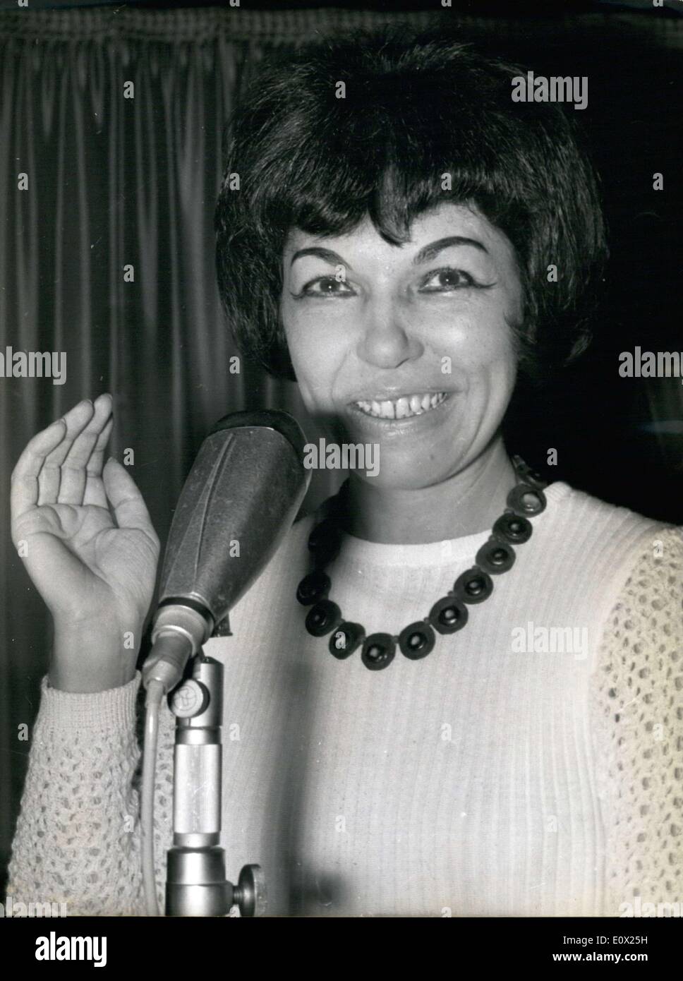 Febbraio 13, 1965 - Mimi Perrin, che dirige il gruppo vocale "doppio-Sei'' appena vinto un Oscar della Accademia di Musica Jazz. Imag Foto Stock