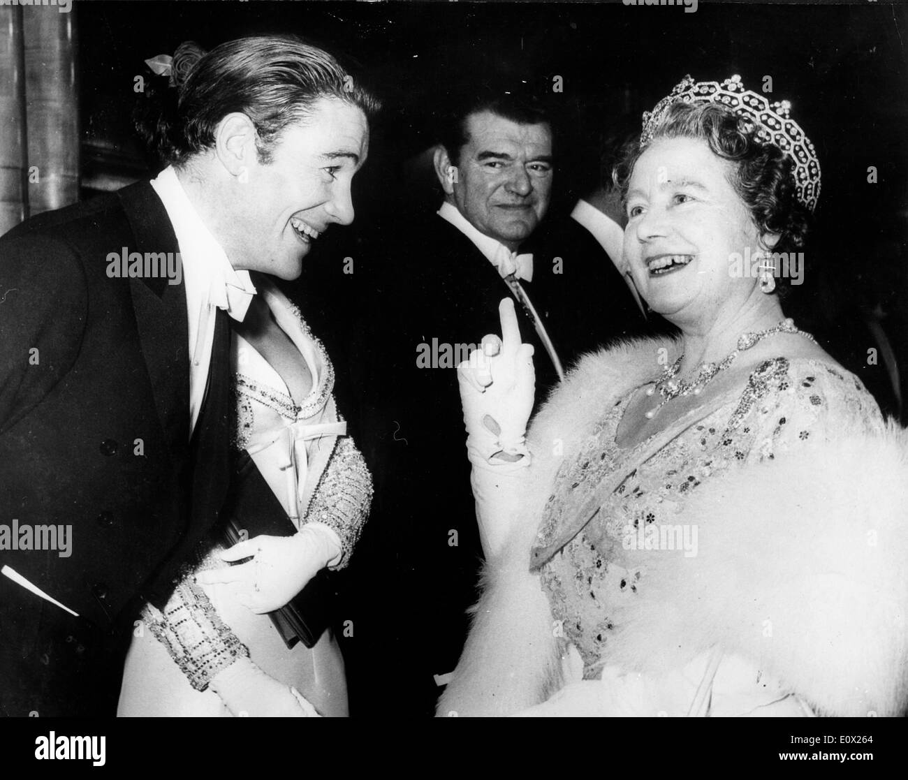 Attore Peter O'Toole condivide un ridere con la regina Elisabetta presso il Royal premiere di "Lord Jim' Foto Stock