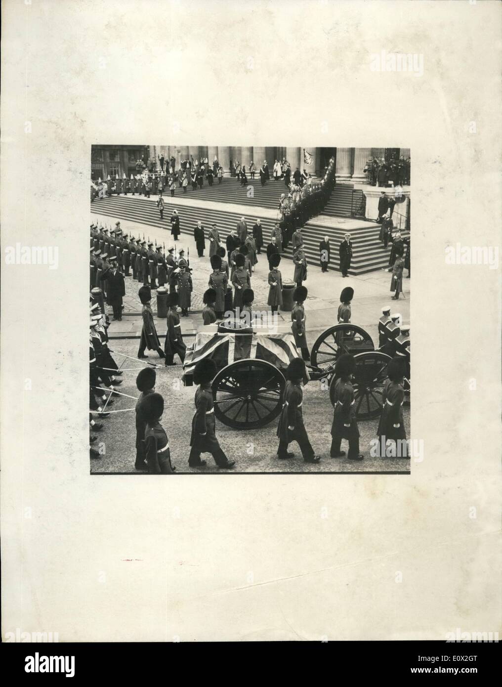 Gen 01, 1965 - Churchill Bara arriva alla Cattedrale di San Paolo: mostra fotografica arriva sulla pistola carrello a San Paolo Cattedrale. mentre il Pall portatori e membri del grande uomo di famiglia a guardare. Foto Stock