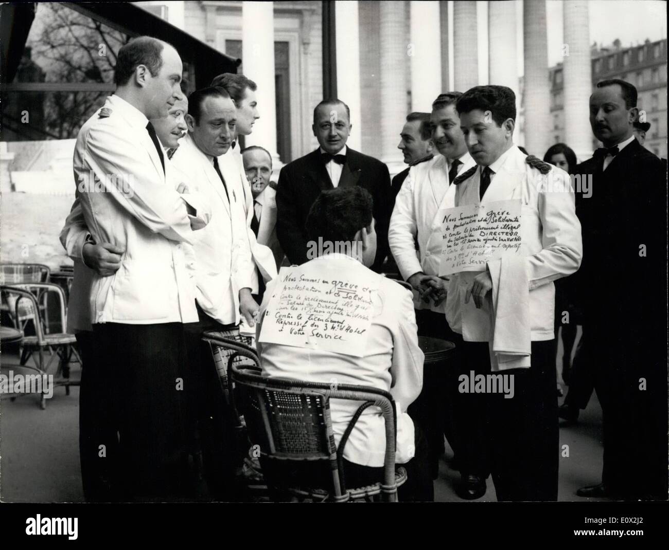 Gen 01, 1965 - camerieri inattive in segno di protesta contro la ''saccheggio illegale'': i camerieri del Queenie il ristorante di fronte alla chiesa della Madeleine in scena un Sit-Down sciopero per protestare contro il licenziamento di un capo cameriere e ''riduzione illegale'' dei loro quindici per cento. Mostra fotografica di camerieri portando manifesti di restare inattivo durante e ora di sit-in sciopero. Foto Stock