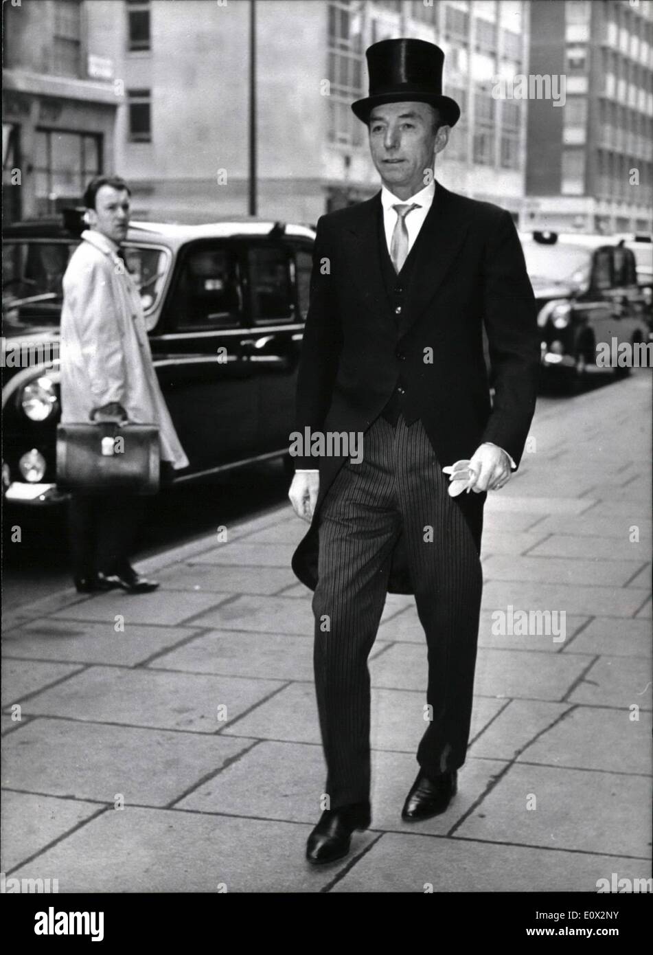 Febbraio 23, 1965 - 23-2-65 Stanley Matthews onorato a Buckingham Palace. Il grande uomo di calcio in un top-hat Ã¢â'¬â€oeAmong molte persone onorato a Buckingham Palace questa mattina era Stanley Matthews che hanno ricevuto un Cavalierato da H.M. La regina per i suoi servizi di calcio. La foto mostra: Completare la mattina con tuta e top-hat, Stanley Matthews sul modo per il palazzo per la sua cavalleria oggi. Foto Stock