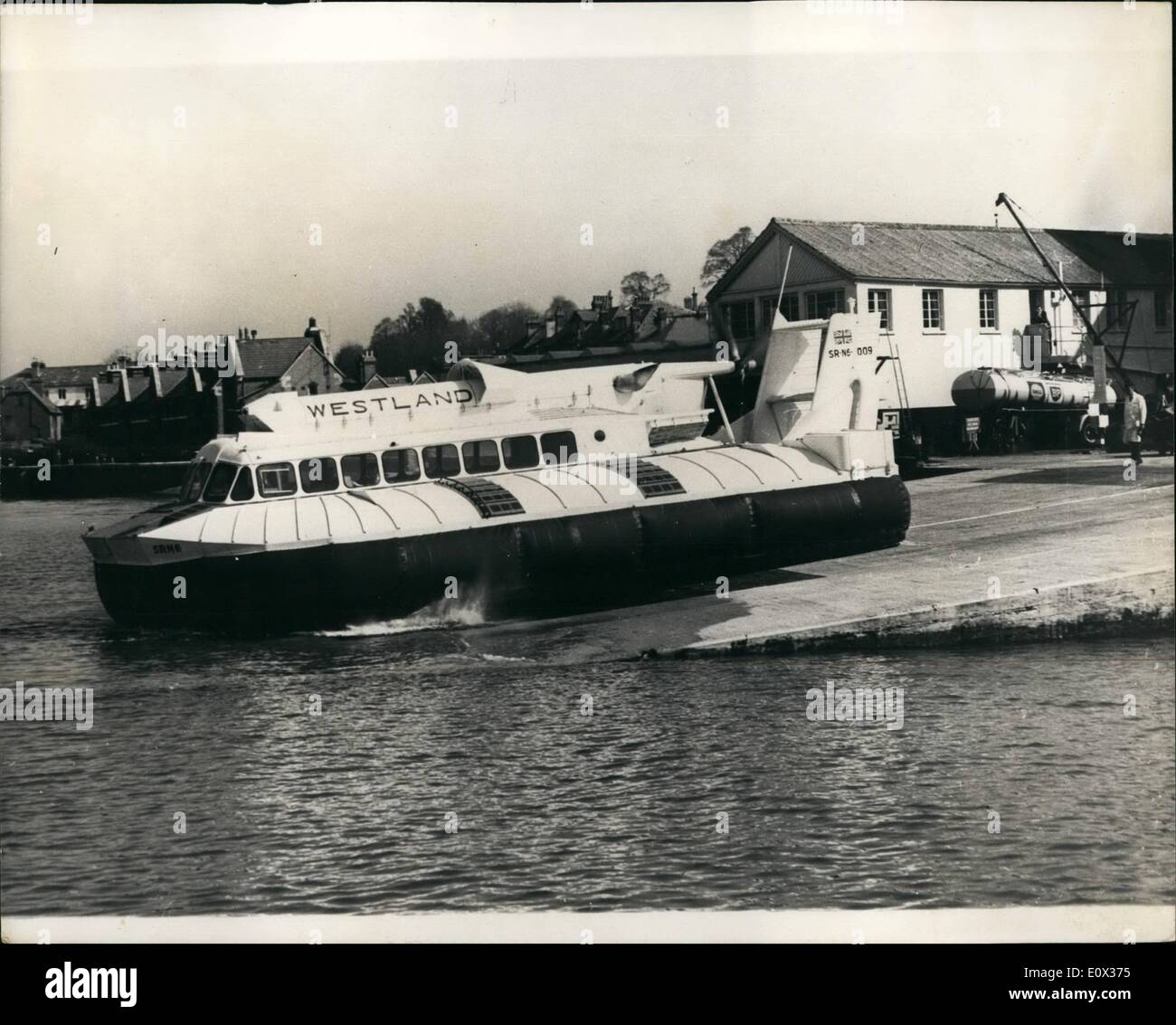 Mar 03, 1965 - La più recente British Hovercraft lanciato - La 38-passeggeri Westland SR.N6 mette a mare: le ultime British Hovercraft è stata lanciata oggi. Esso è stato il 38-passeggeri Westland SR.N6 che è stato messo a mare per la prima volta dal Westland di base di hovercraft a Cowes, Isola di Wight. Il primo ordine per questo nuovo hovercraft è già stata posta da Scandinavian Hovercraft Promozione Ltd A/S di Oslo, che sarà presa in consegna nel giugno di quest'anno, e per i passeggeri dei traghetti nel porto di servizi saranno gestiti da Scanhover nel fiordo di Trondheim da Trondheim stesso. Il 9-ton SR Foto Stock