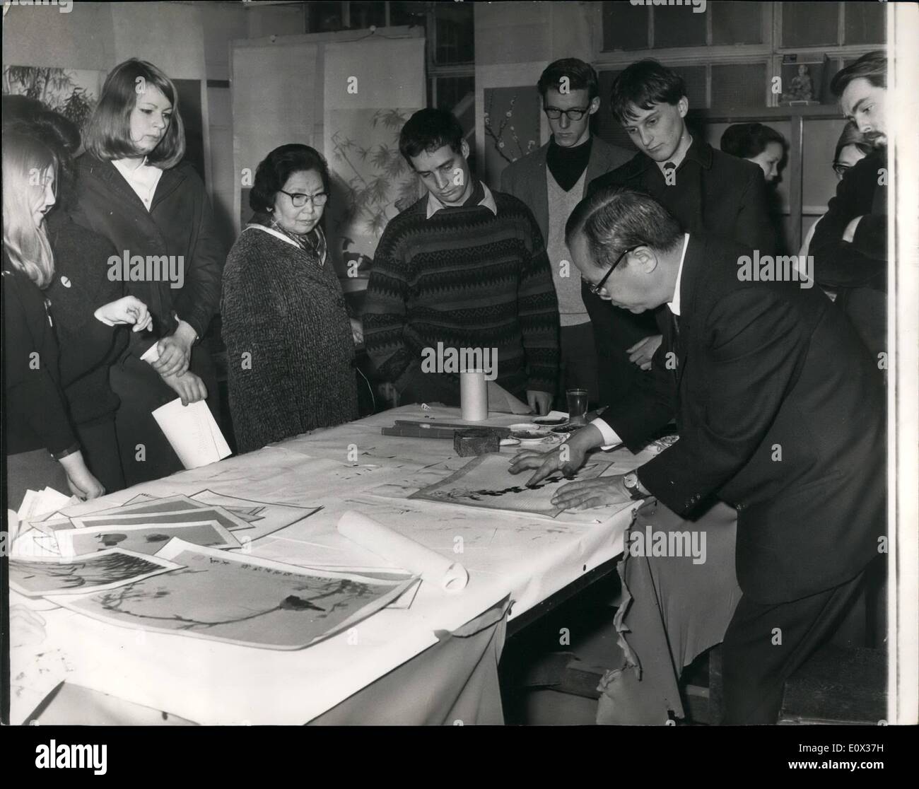 Mar 03, 1965 - Hong Kong artista dimostra la sua ''dito pittura'' a Londra Bookshop; Cinquant anni cinese pittore professore Lau Ta-Po ha dimostrato l antica arte cinese di ''dito pittura'' a Foyles, Charing Cross Road - questo pomeriggio, dove e mostra il suo lavoro si svolge. La foto mostra il Professor Lau Ta-Po dimostra la sua arte questo pomeriggio. Foto Stock