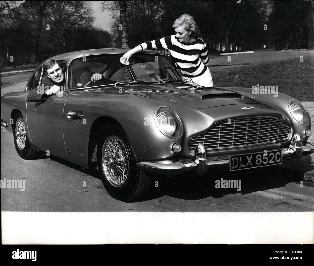 Mar 03, 1965 - BILLY WALKER raccoglie la sua Aston Martin DB5.. 150 M.P.H. Auto... La Gran Bretagna è Golden Boy del pugilato ring - Billy Walker si siede al volante della sua nuova Aston Martin BD5 - quando egli ha preso in consegna dal Bond Street Showroom di ieri. L'auto costa &pound;4.500 - ed è in grado di 150 m.p.h.. Modello Carol Hewitt dà il parabrezza una macchia di polacco. Foto Stock