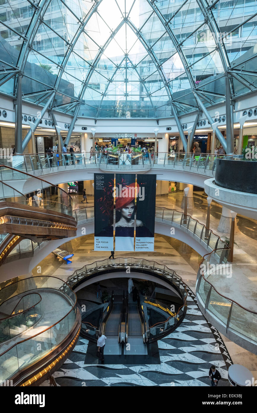 Interno del centro commerciale per lo Shopping Burjuman in Dubai Emirati arabi uniti Foto Stock