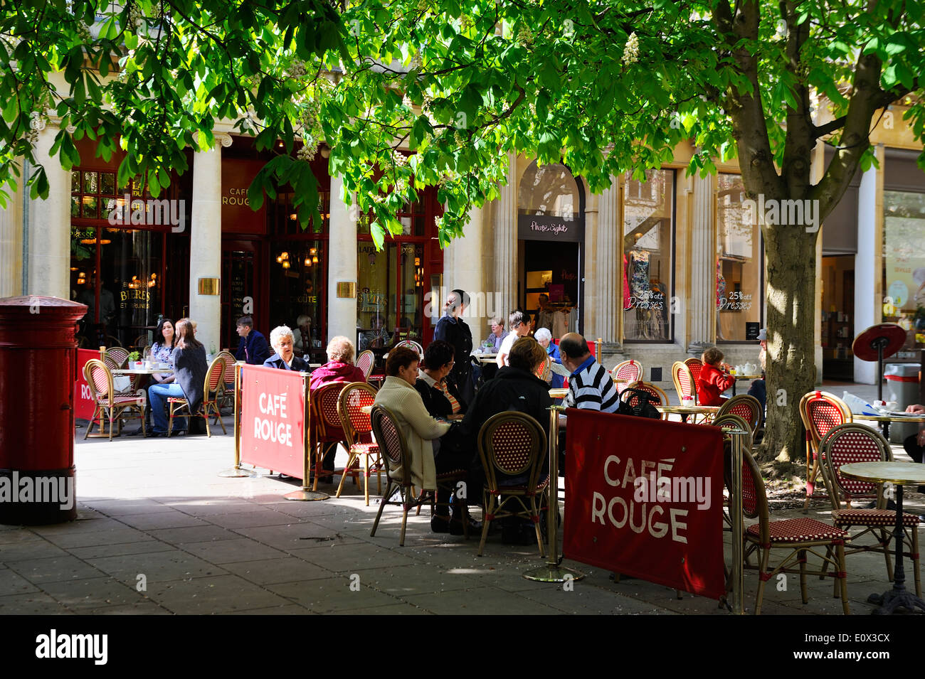 Cene alfresco presso il Cafe Rouge sul lungomare, Cheltenham, Gloucestershire, Inghilterra Foto Stock
