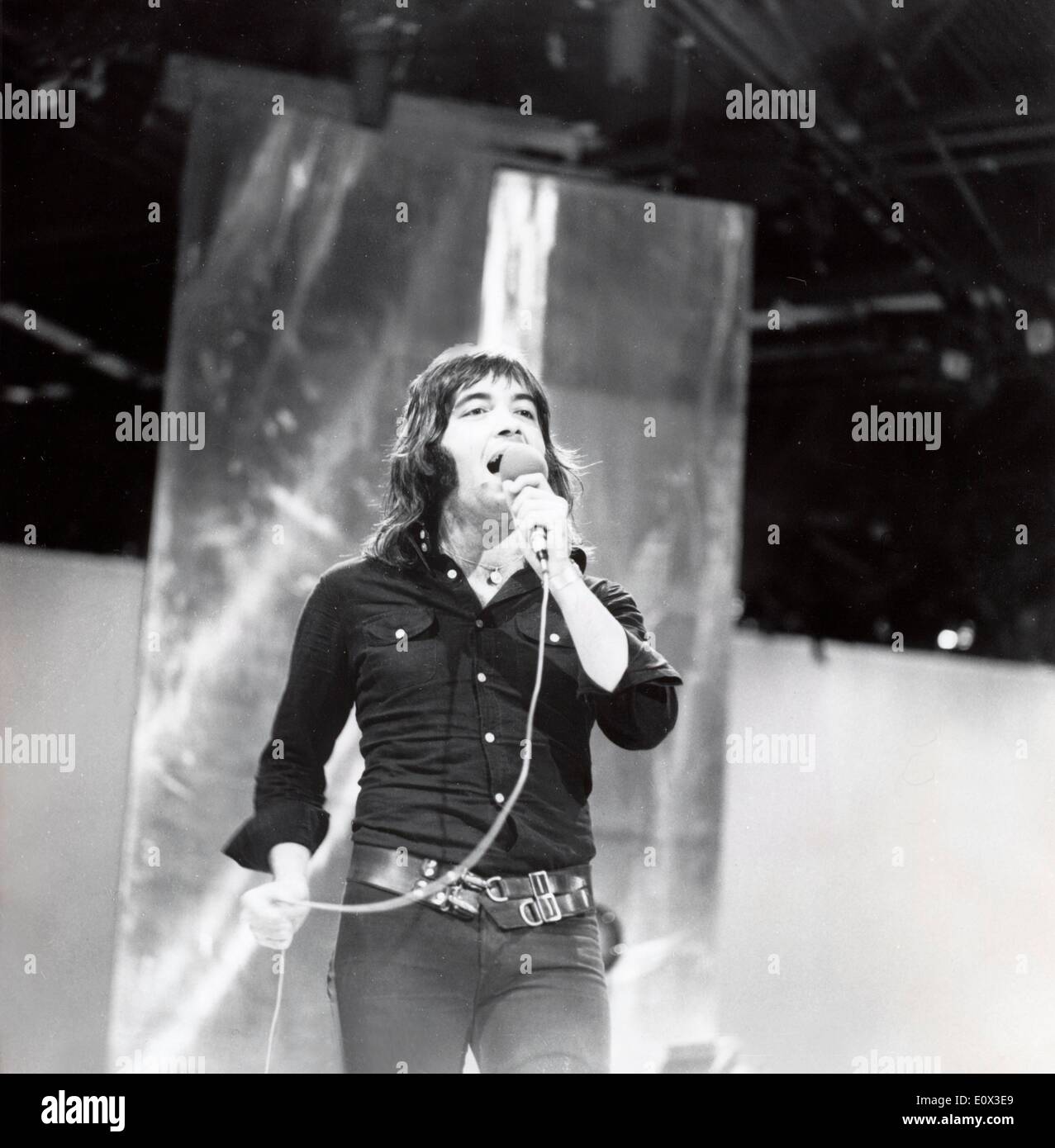 Cantante pop Barry Ryan sul palco durante un concerto Foto Stock