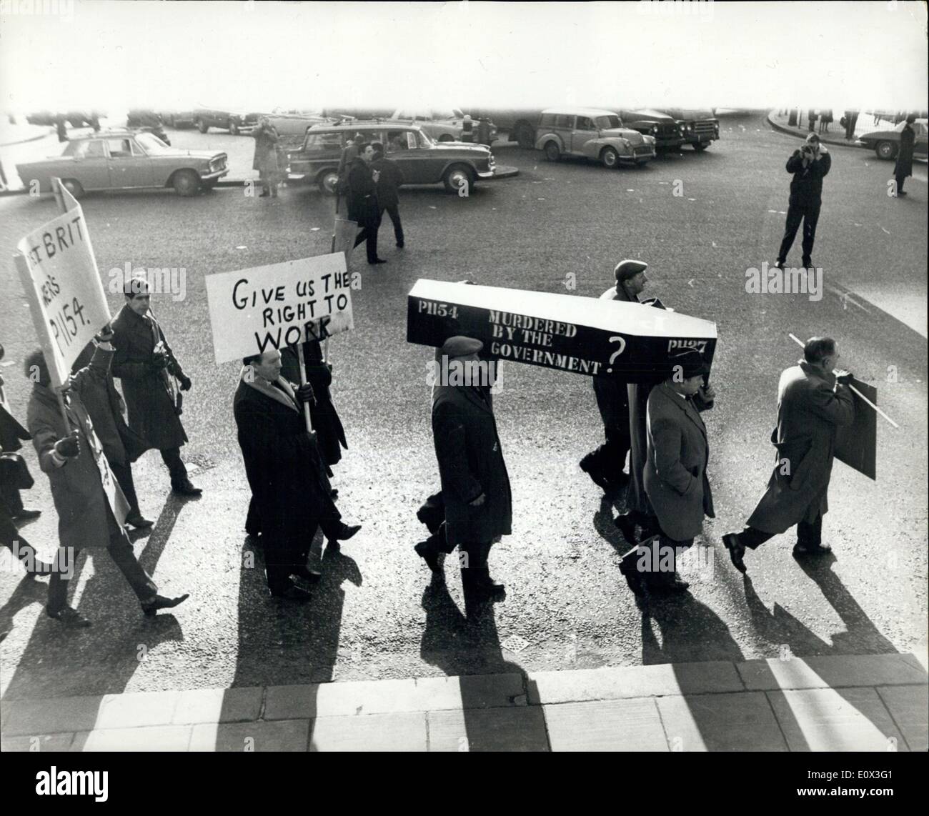 14 gennaio 1965 - ''Piano Makers'' venire a Londra. Dimostrazione contro la cancellazione del contratto: due treni speciali arrivati alla stazione di Waterloo questa mattina dalla bilancia - portando B.A.C. 3.000 lavoratori per perdere la dimostrazione in Hyde Park per protestare contro la possibilità di annullamento dei contratti di aeromobili Phot mostra alcuni dei manifestanti hanno visto come hanno realizzato un simbolico feretro attraverso Trafalgar Square questa mattina sul modo di Hyde Park di dimostrazione. Foto Stock