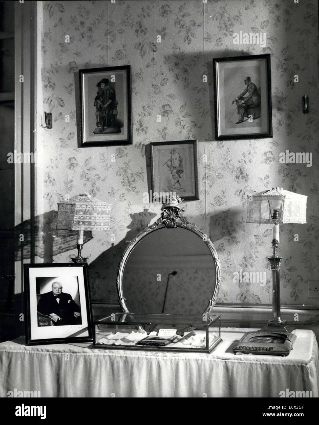 Gen 19, 1965 - Blenheim Palace - Luogo di nascita di Sir Winston Churchill. La sua vecchia camera e toeletta.: scena nel Sir Winston Churchill della propria camera di Blenheim Palace - Oxfordshire - la casa di famiglia. Su Sir Winston's toeletta è una sua ciocca di capelli - un ritratto di sua madre e una fotografia di se stesso. Foto Stock