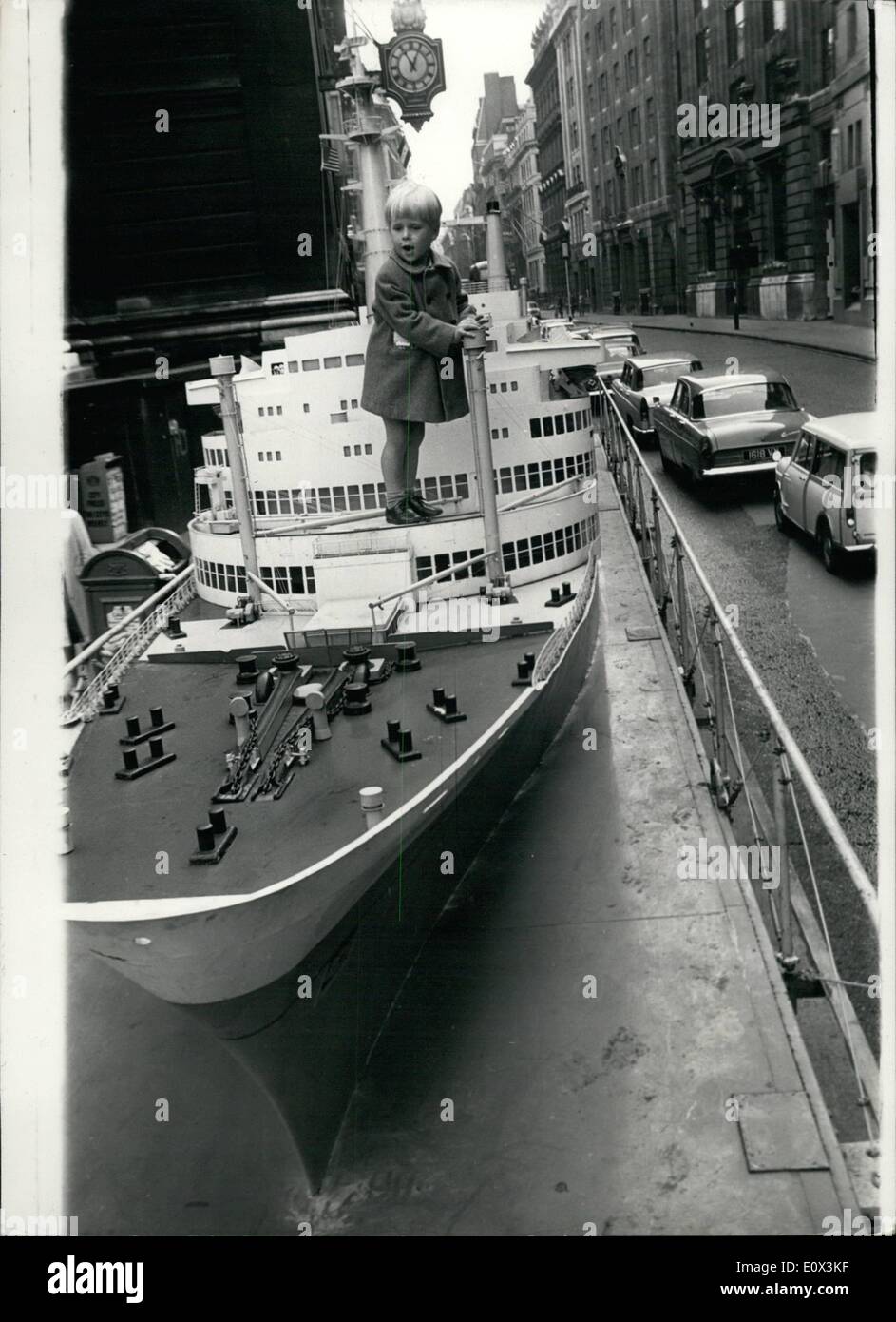 Mar 03, 1965 - Modello di Rotterdam in città. Una 40-piedi modello lungo del rivestimento Rotterdam , la più grande nave modello in tutto il mondo, è stato prestato dai suoi proprietari, Holland-American linea, per un mare viaggio negli anni Sessanta display, che si apre oggi al di fuori del Royal Exchange, nella città di Londra. Il modello che pesa cinque tonnellate, è stata fatta da 20 artigiani in tre mesi, ad un costo di &pound;4000. Disposizioni speciali sono stati realizzati dalla polizia per impedire il traffico caotico come era stato portato al Royal Exchange e sollevata dalla gru a un supporto esterno Foto Stock