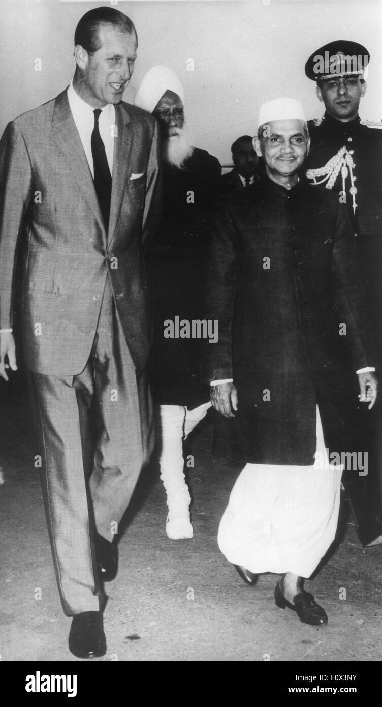 Lal Bahadur Shastri saluta il Principe Filippo in India Foto Stock