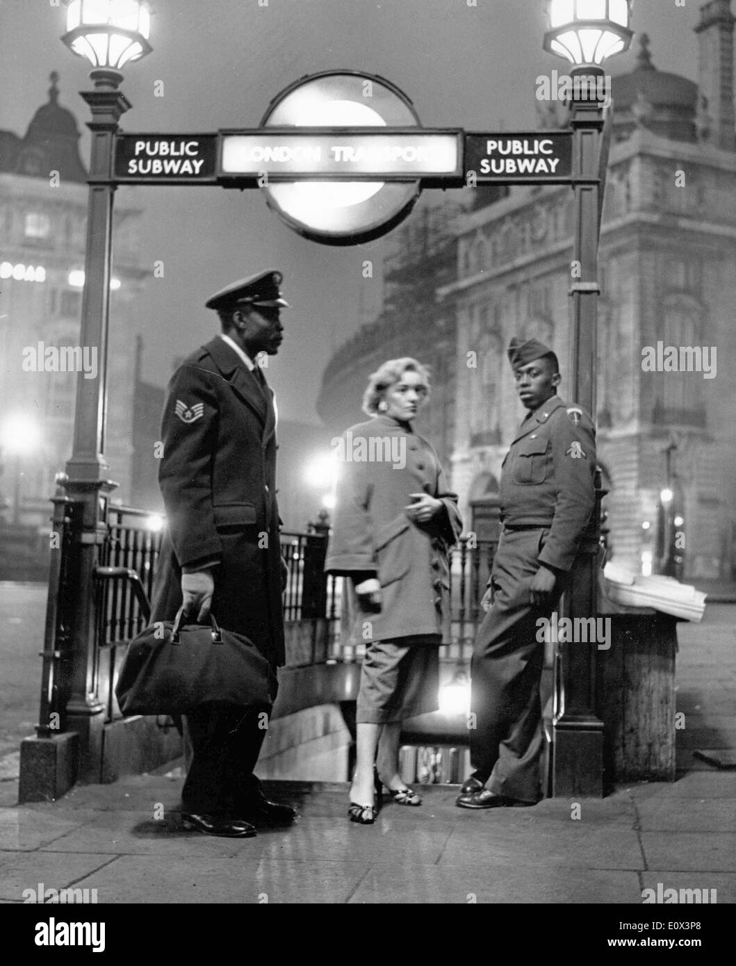 Persone di lasciare i locali notturni come Dawn si avvicina a Londra Foto Stock