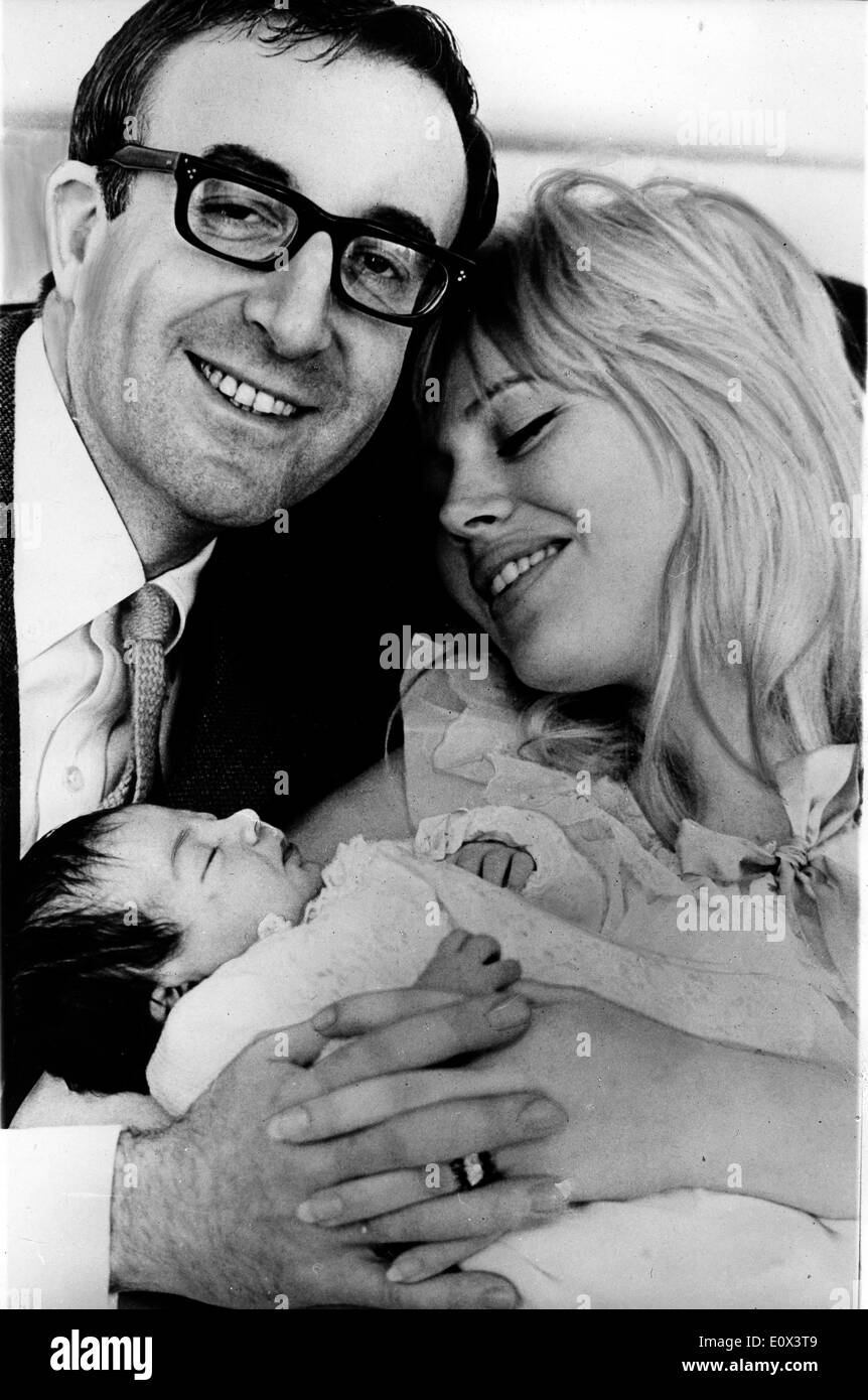 Attori Britt Ekland e Peter Sellers benvenuti nuovo baby Foto Stock