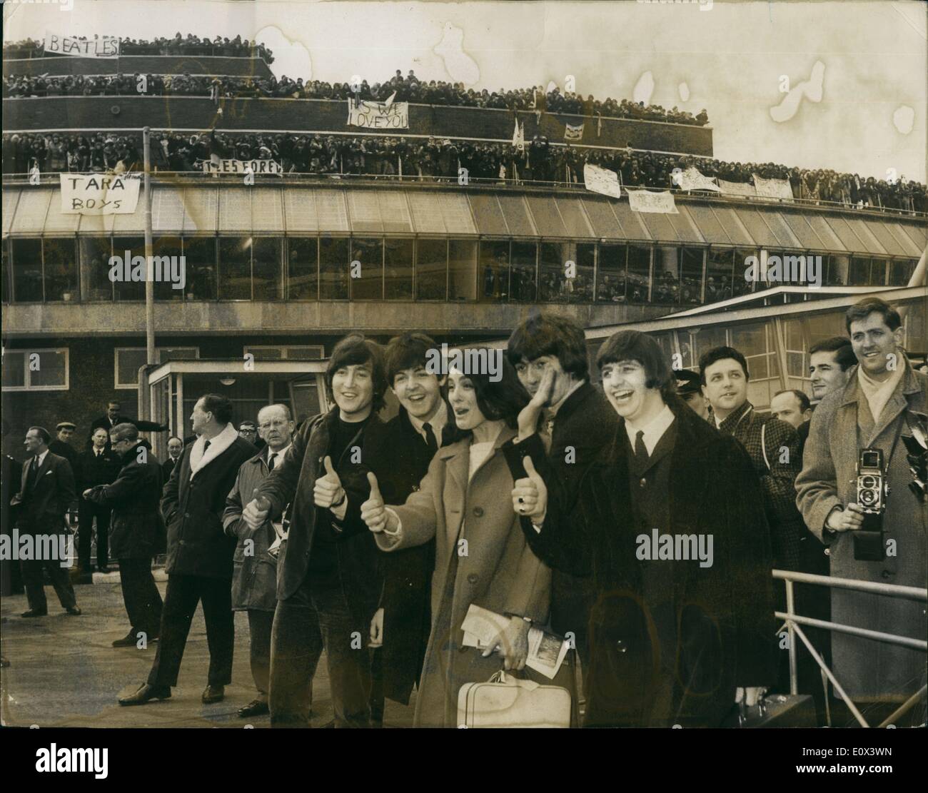 Febbraio 02, 1965 - I Beatles volare alle Bahamas per la nuova pellicola. ''Thumbs up''. All'Aeroporto di Londra: ''i Beatles'' sinistra Aeroporto di Londra questo pomeriggio per le Bahamas - per la ripresa della loro è pellicola di prova. Essi sono stati accompagnati da Eleanor Bron - star della BBC mostra ''Non tanto un programmatore''. Ella sarà che compaiono nel film con Ring-Paul-George e John. La foto mostra il pollice in su - come i Beatles - con Eleanor Bron ottenere un travolgente addio da loro fan - in background - all'Aeroporto di Londra di questa mattina. Foto Stock