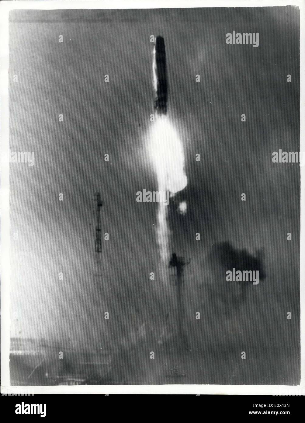 22 marzo 1965 - la F3 ''Blue Streak'' lanciata a Woomera. ''raggiunge tutti gli obiettivi''. Il razzo britannico ''Blue Streak'' è stato licenziato con successo da Woomera, Australia - come parte del programma spaziale europeo - all'inizio di questa mattina. Ha raggiunto un'altezza di 150 miglia - e ha fatto un giro di quasi 1,000 miglia in 10 minuti prima di essere distrutto in base ai tempi. Allen Fairhall, ministro australiano dell'approvvigionamento, ha dichiarato che "Blue Streak ha raggiunto tutti gli obiettivi del processo". Spettacoli fotografici ''Blue Streak'' F lanciato alle 0100 ore - a Woomera - Australia - oggi. Foto Stock